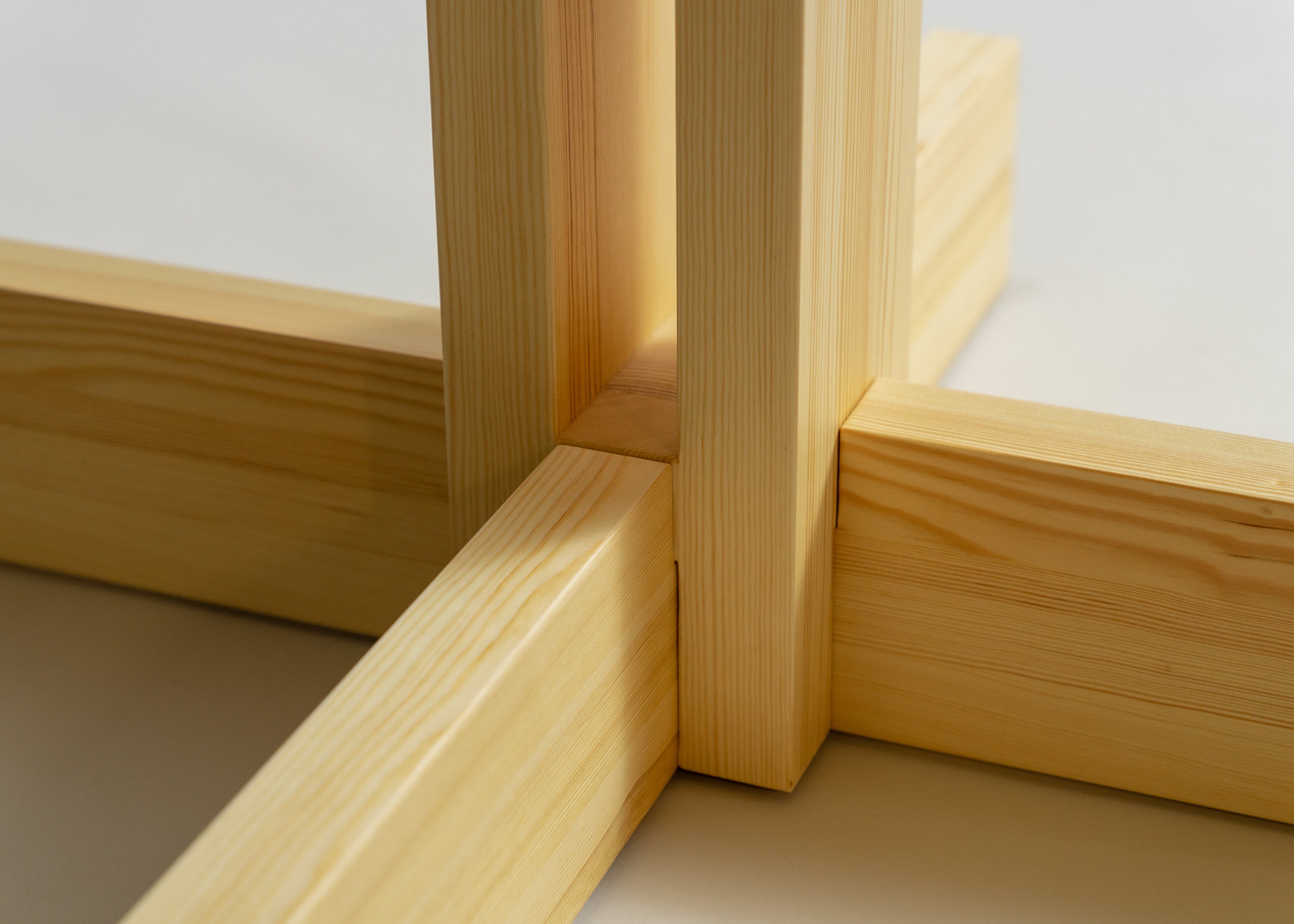 Vaarnii - 001 Dining Table Round