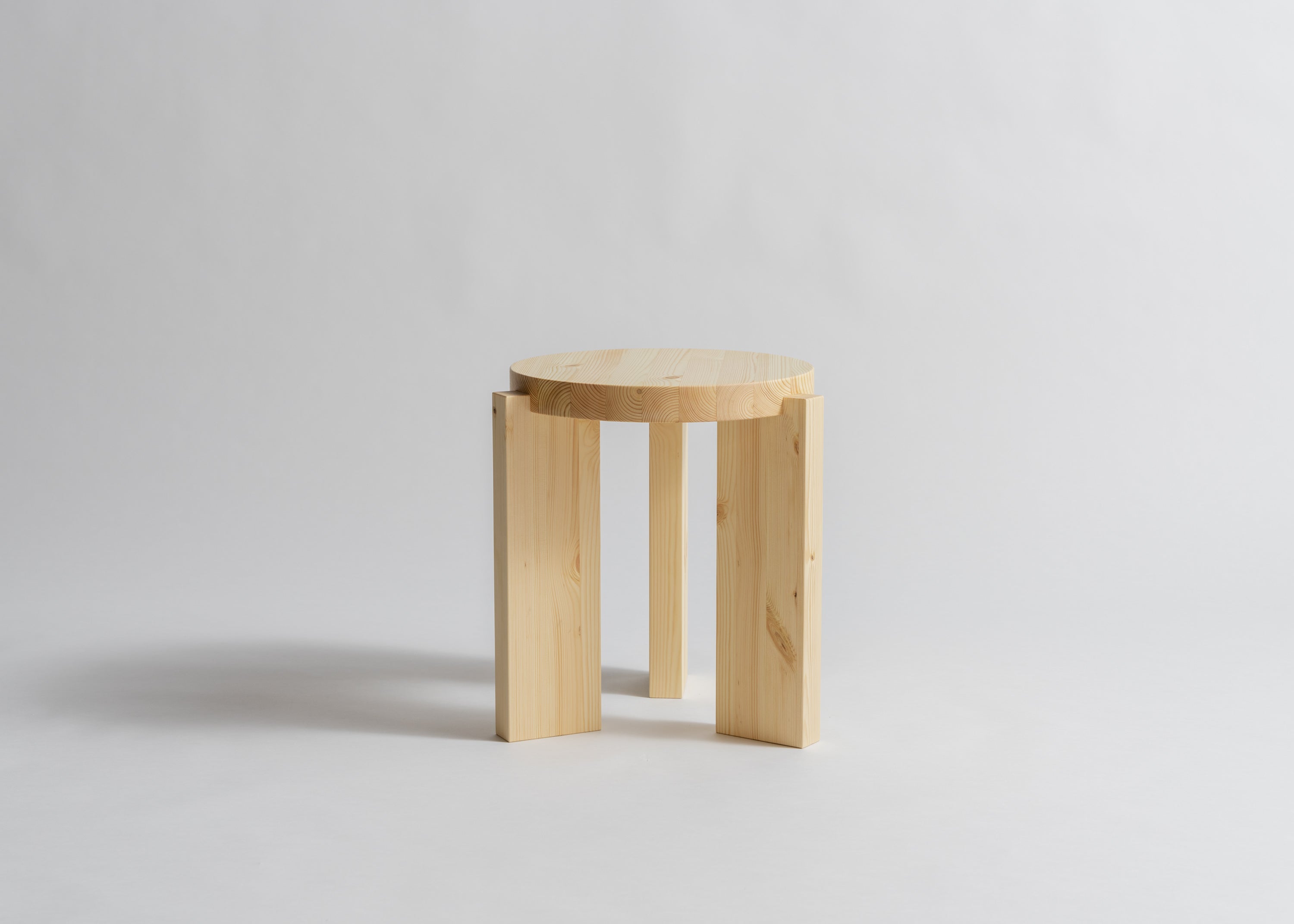 Vaarnii - 001 Stool / Taburet i fyrretræ