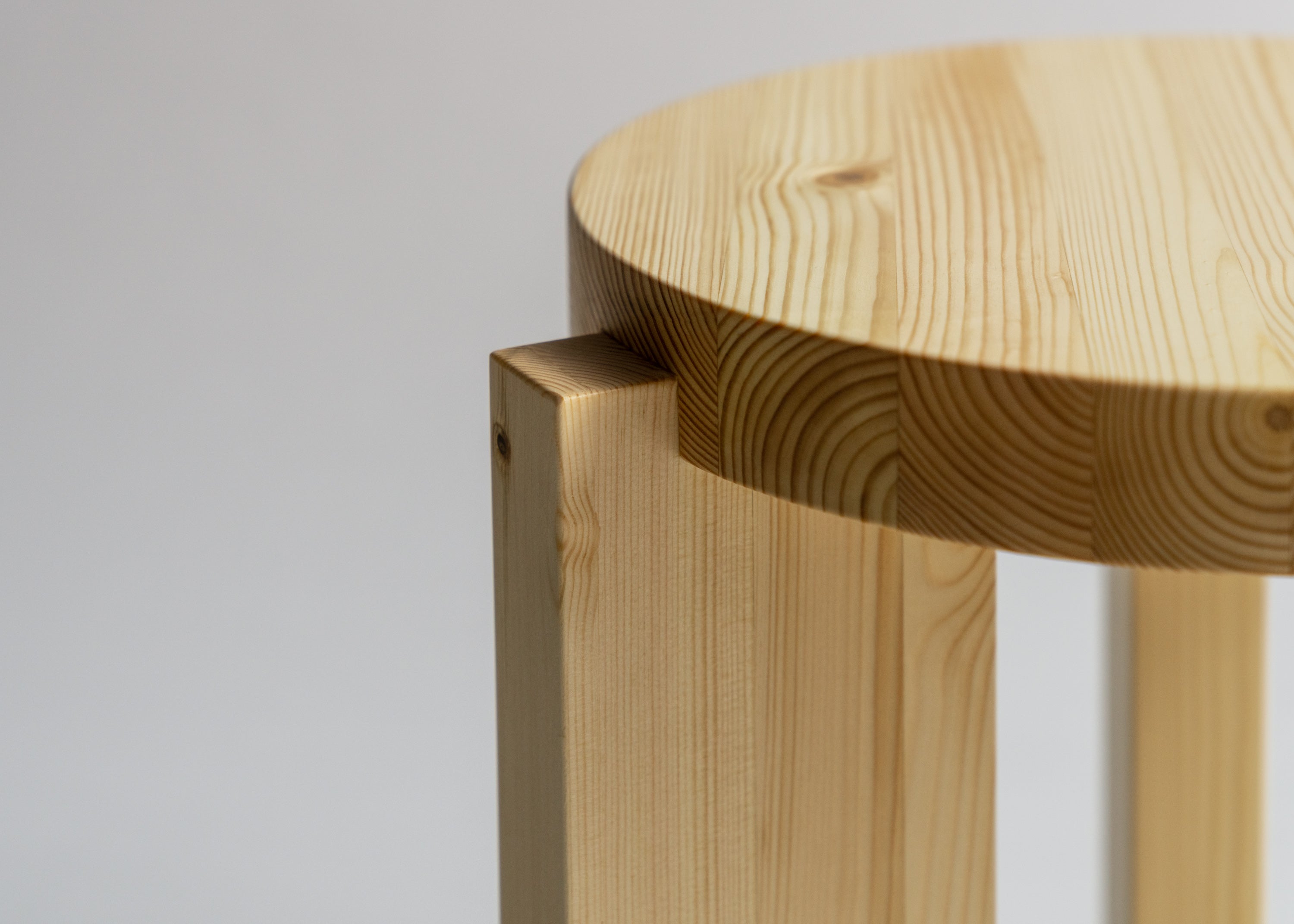 Vaarnii - 001 Stool / Taburet i fyrretræ