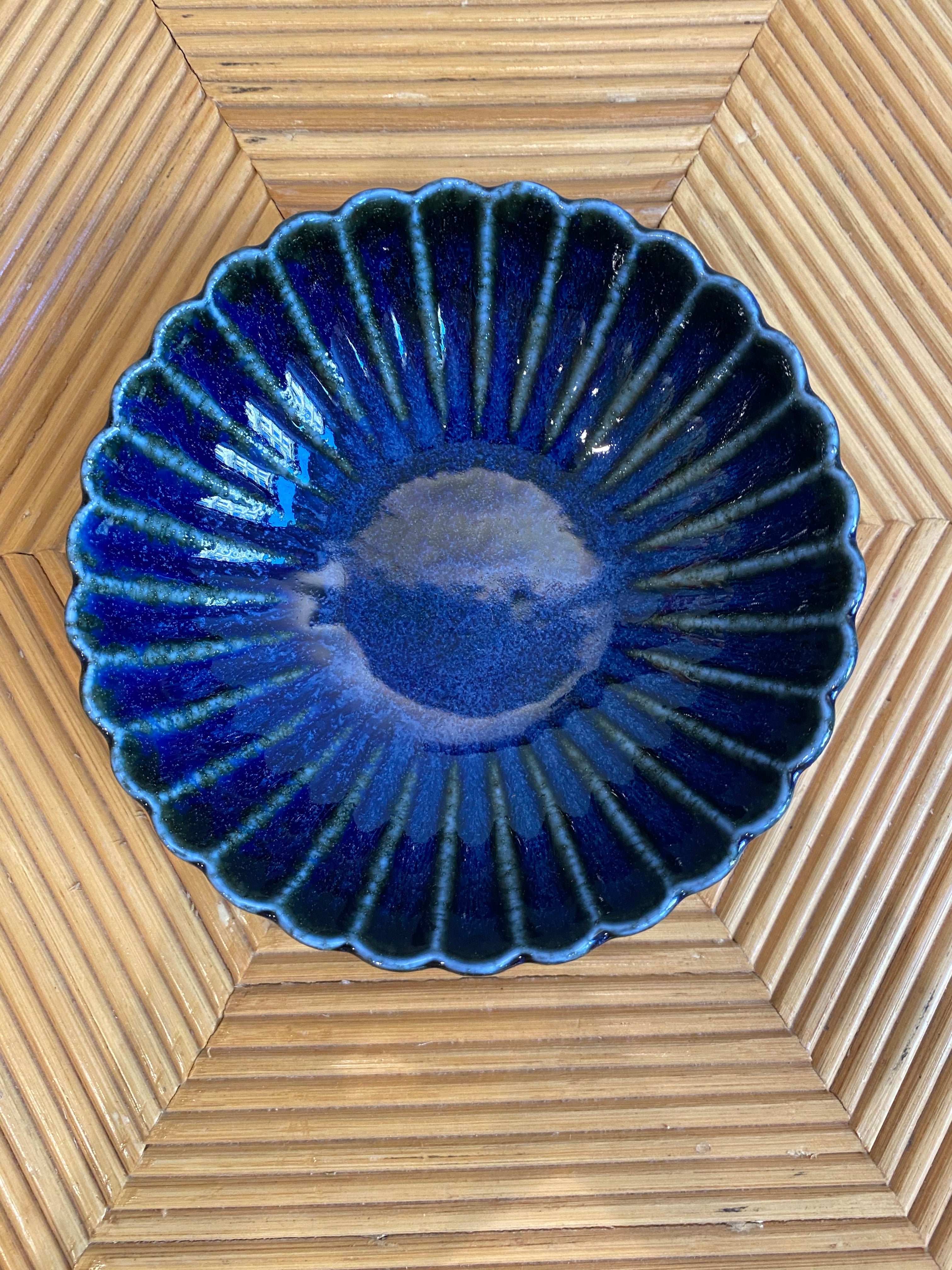 Blomsterformet skål med mørkeblå glasur