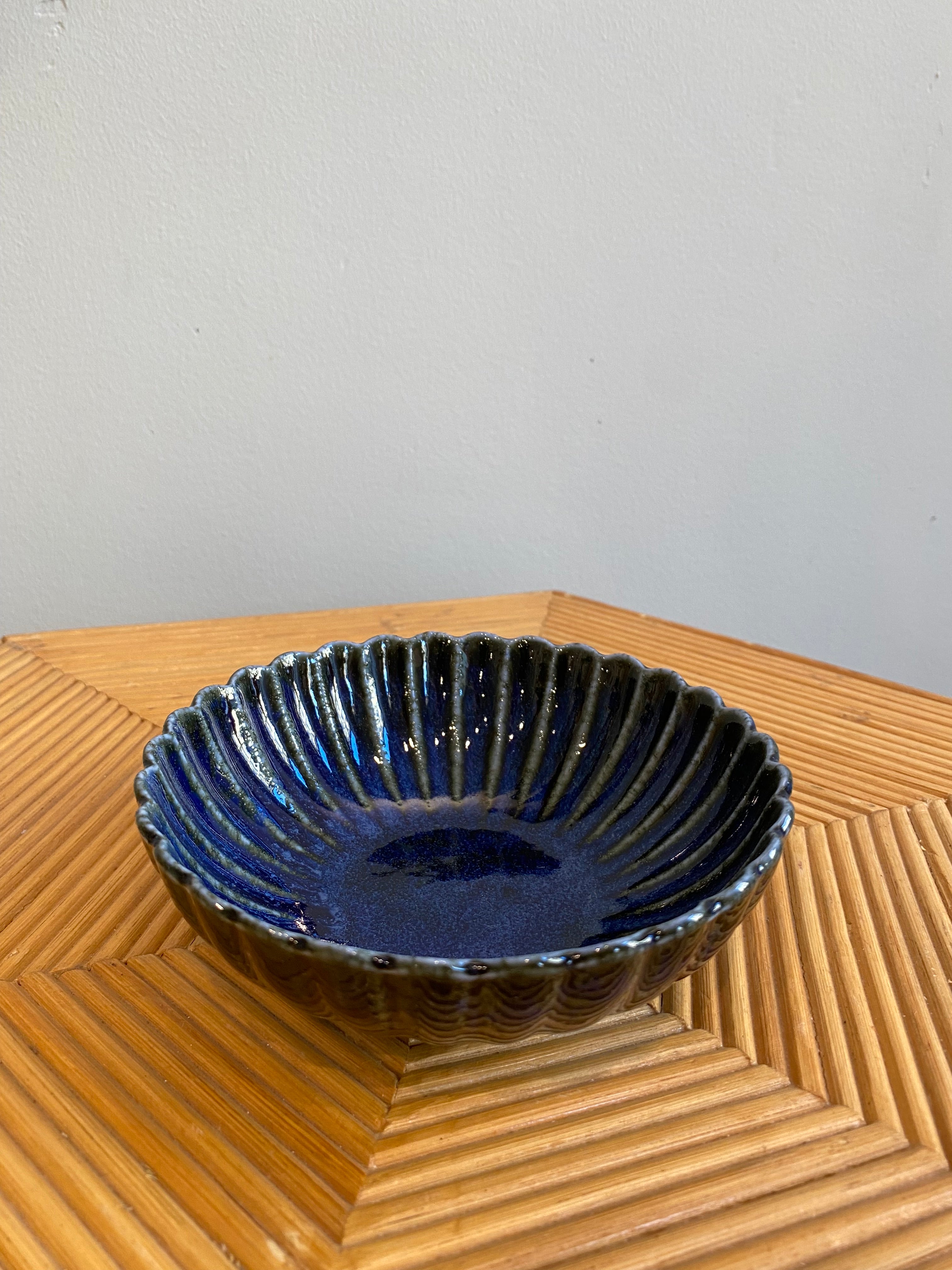 Blomsterformet skål med mørkeblå glasur