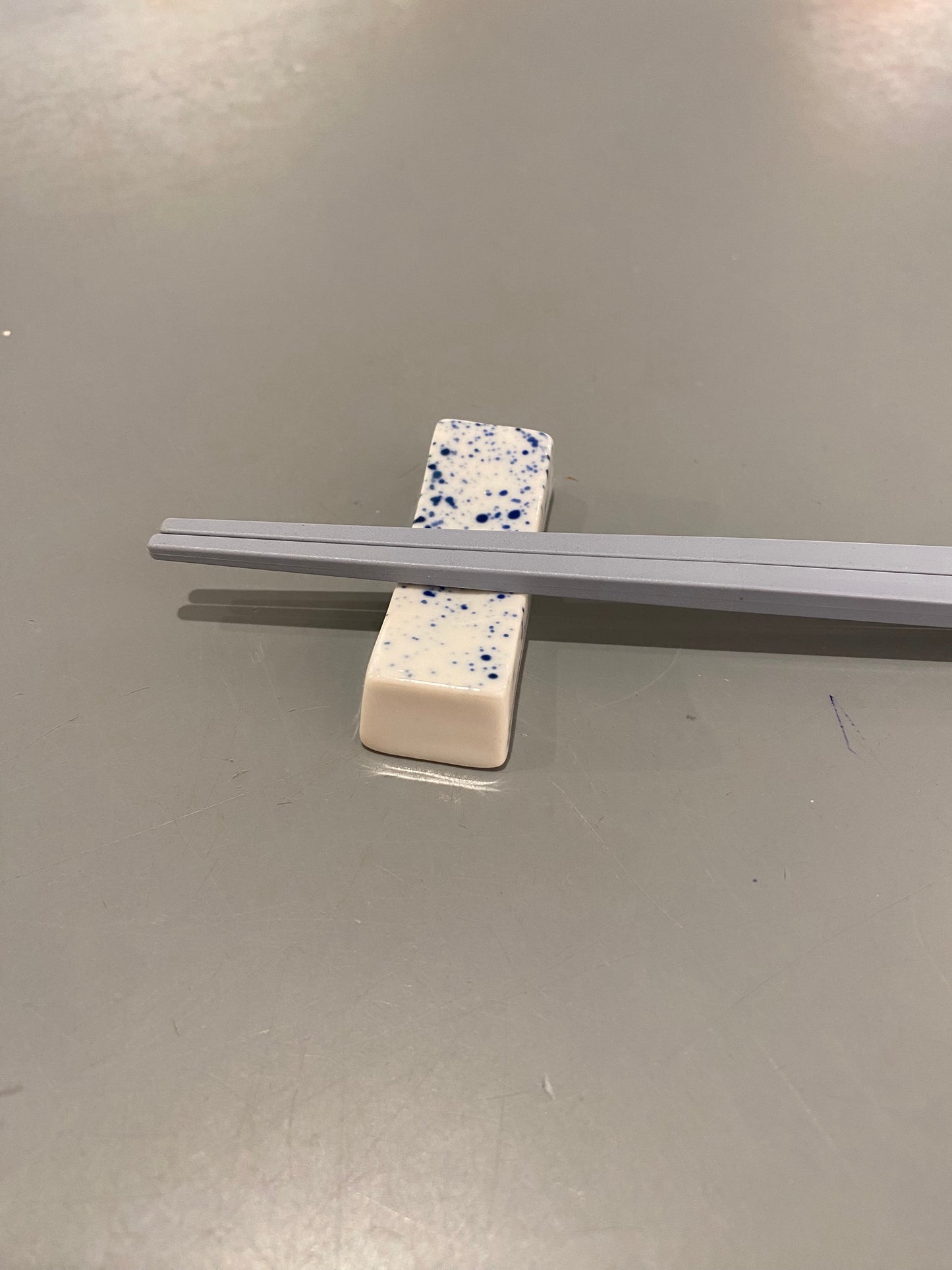 Spisepindeholder med blå splash prikker