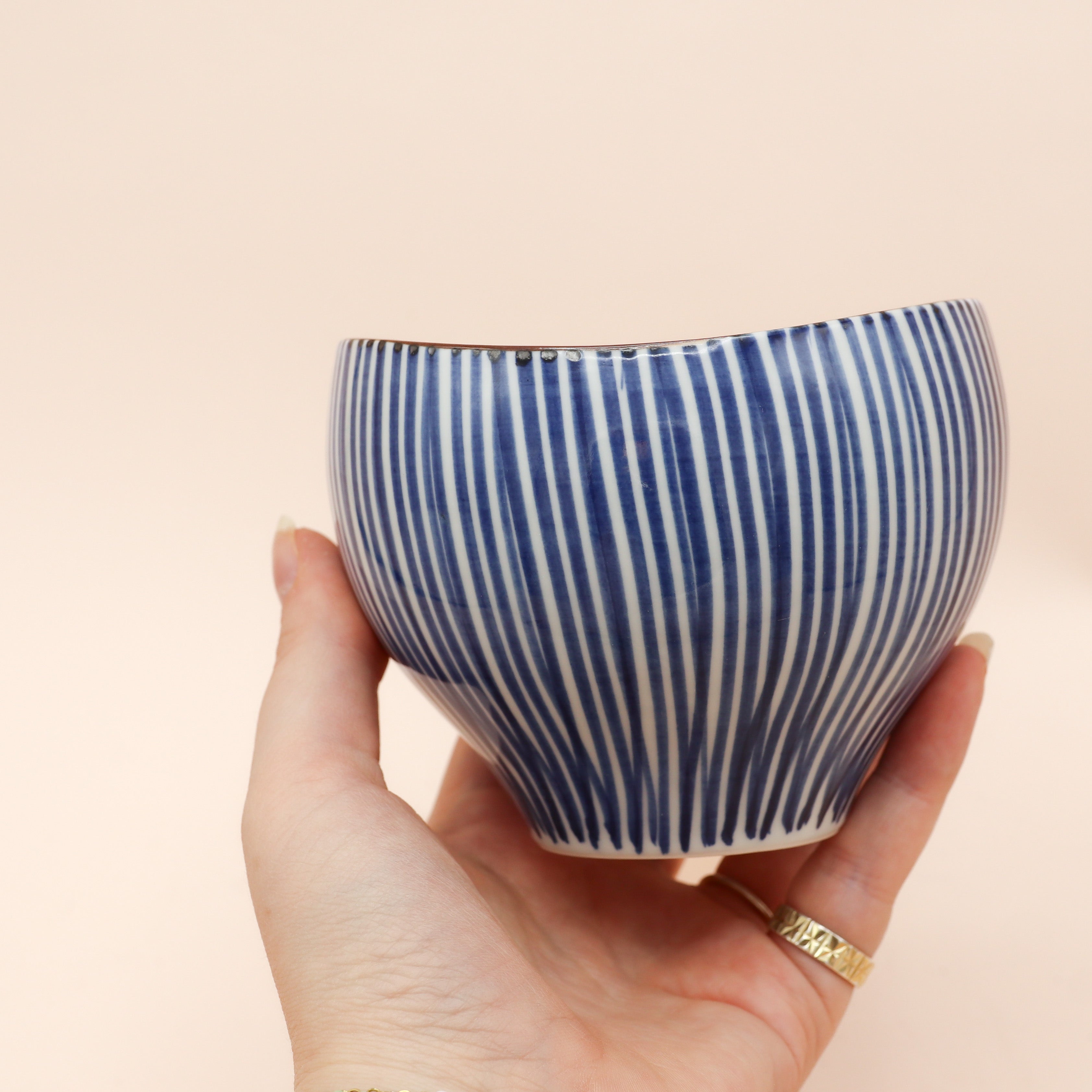 Kop med blå lodrette striber og brun kant
