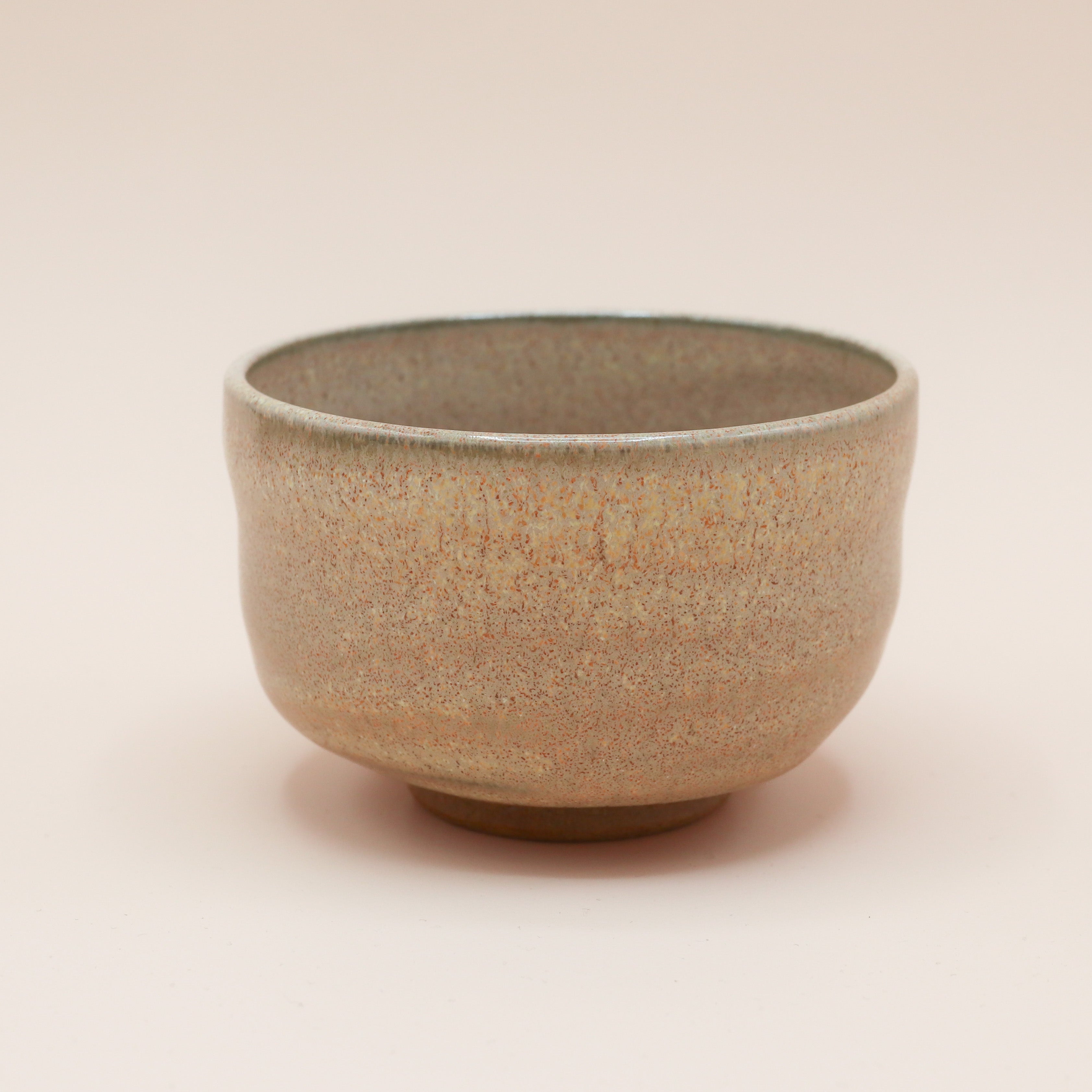 Matchakop - Lille med sandfarvet glasur og rødbrune nister