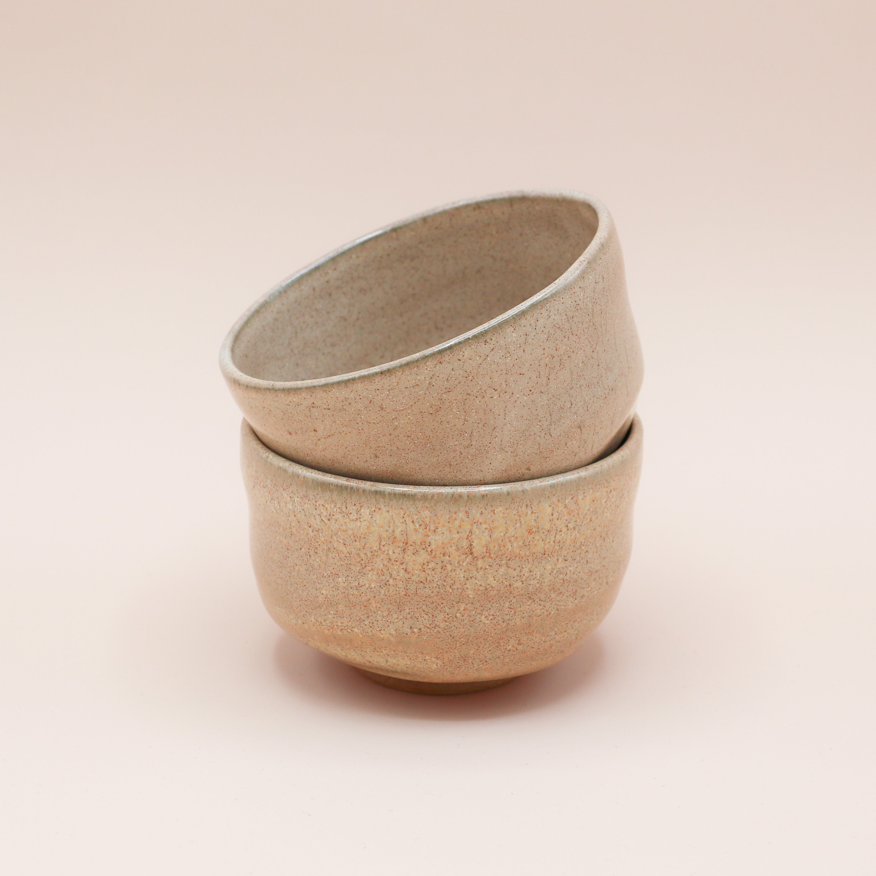 Matchakop - Lille med sandfarvet glasur og rødbrune nister