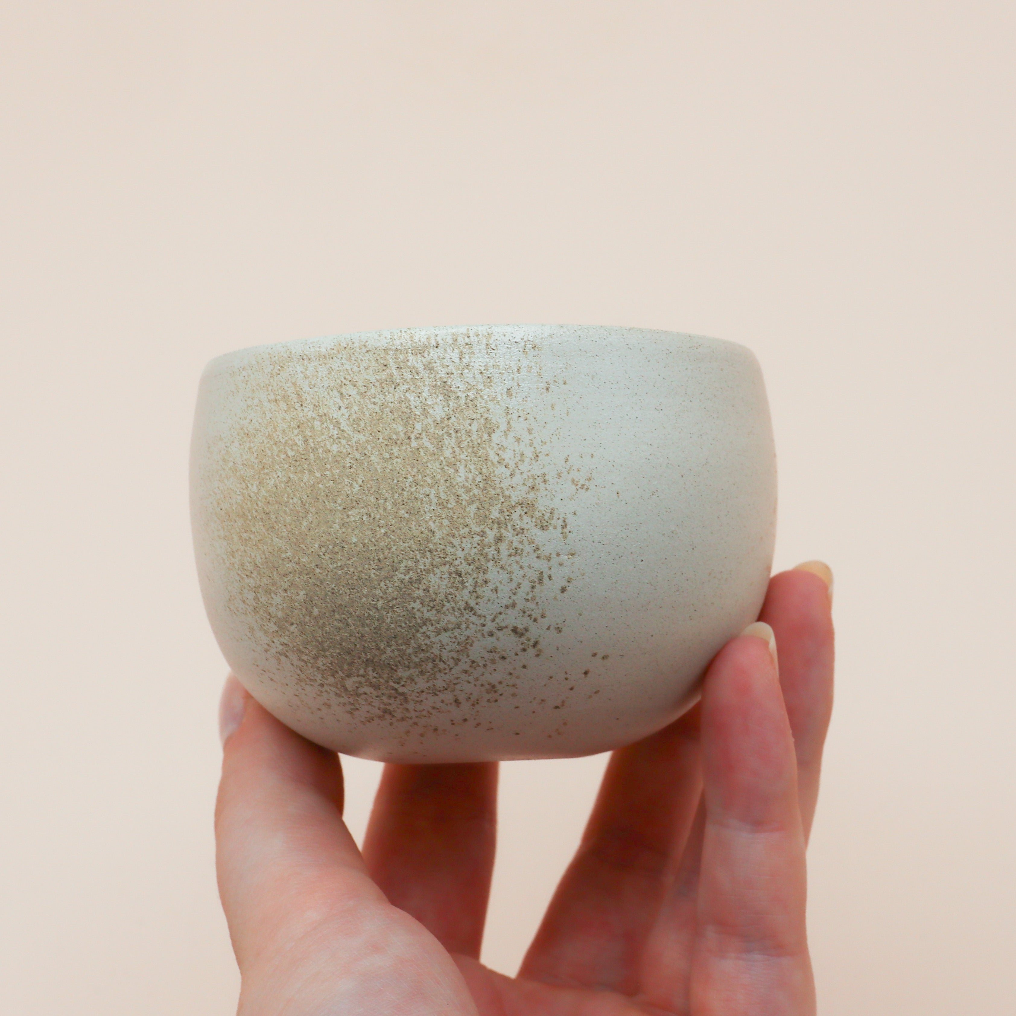 Sandfarvet kop med rustik splash