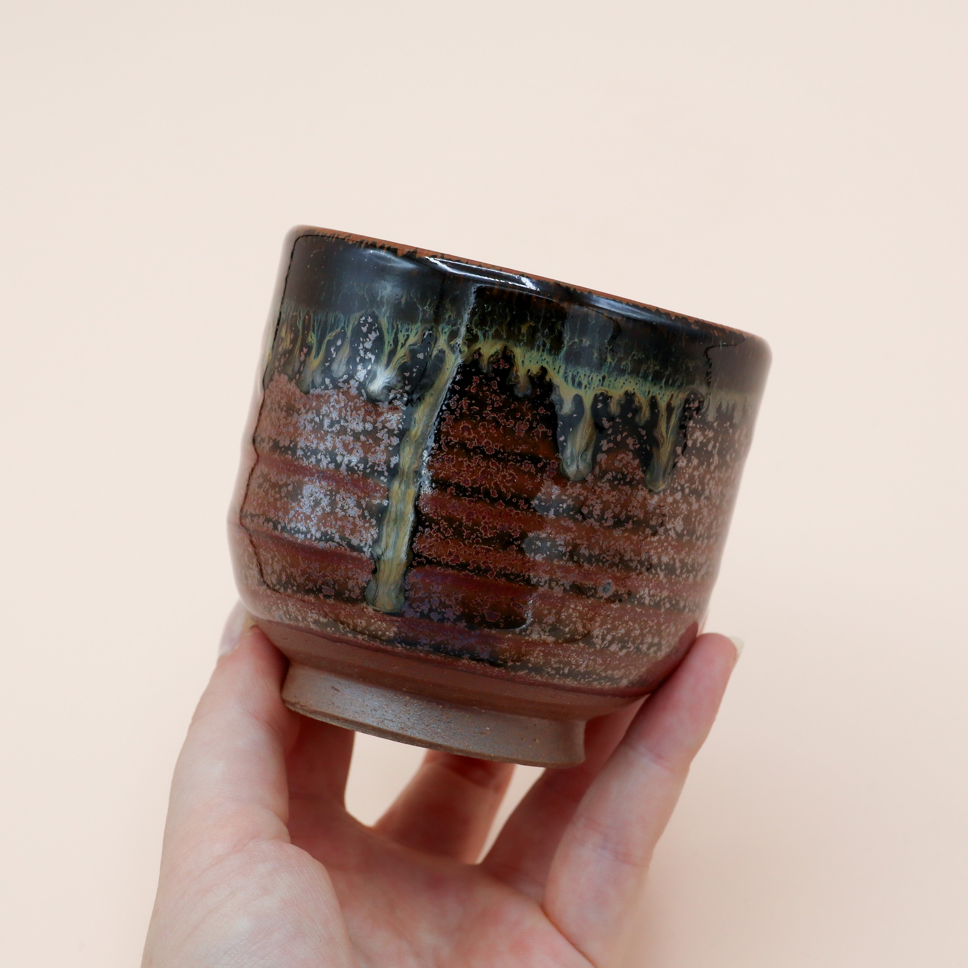 Lille rød brun kop med løbende glasur