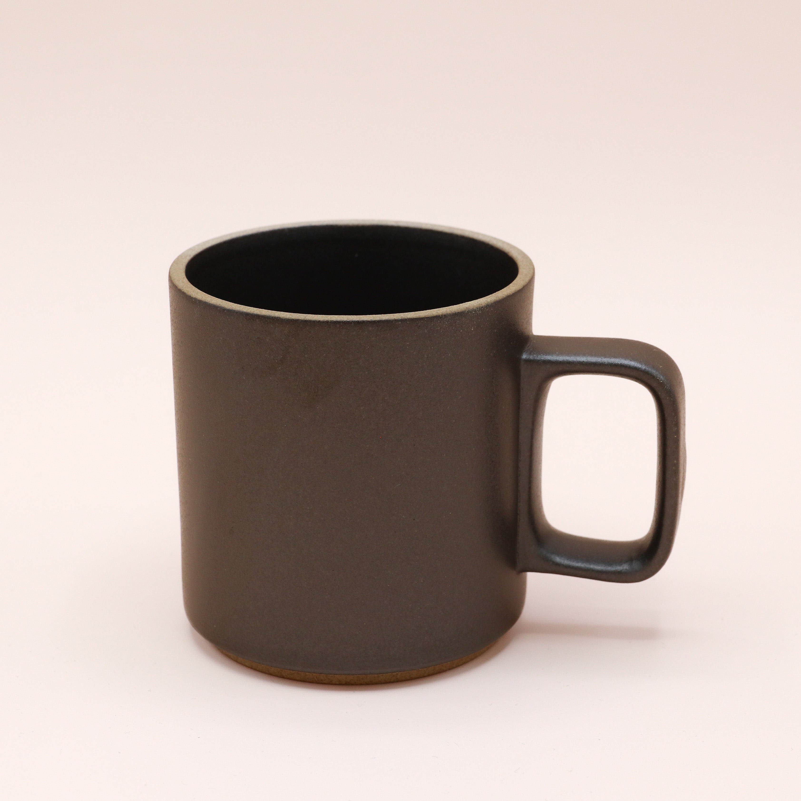 Hasami Porcelain - Kopper med hank // Mat sort