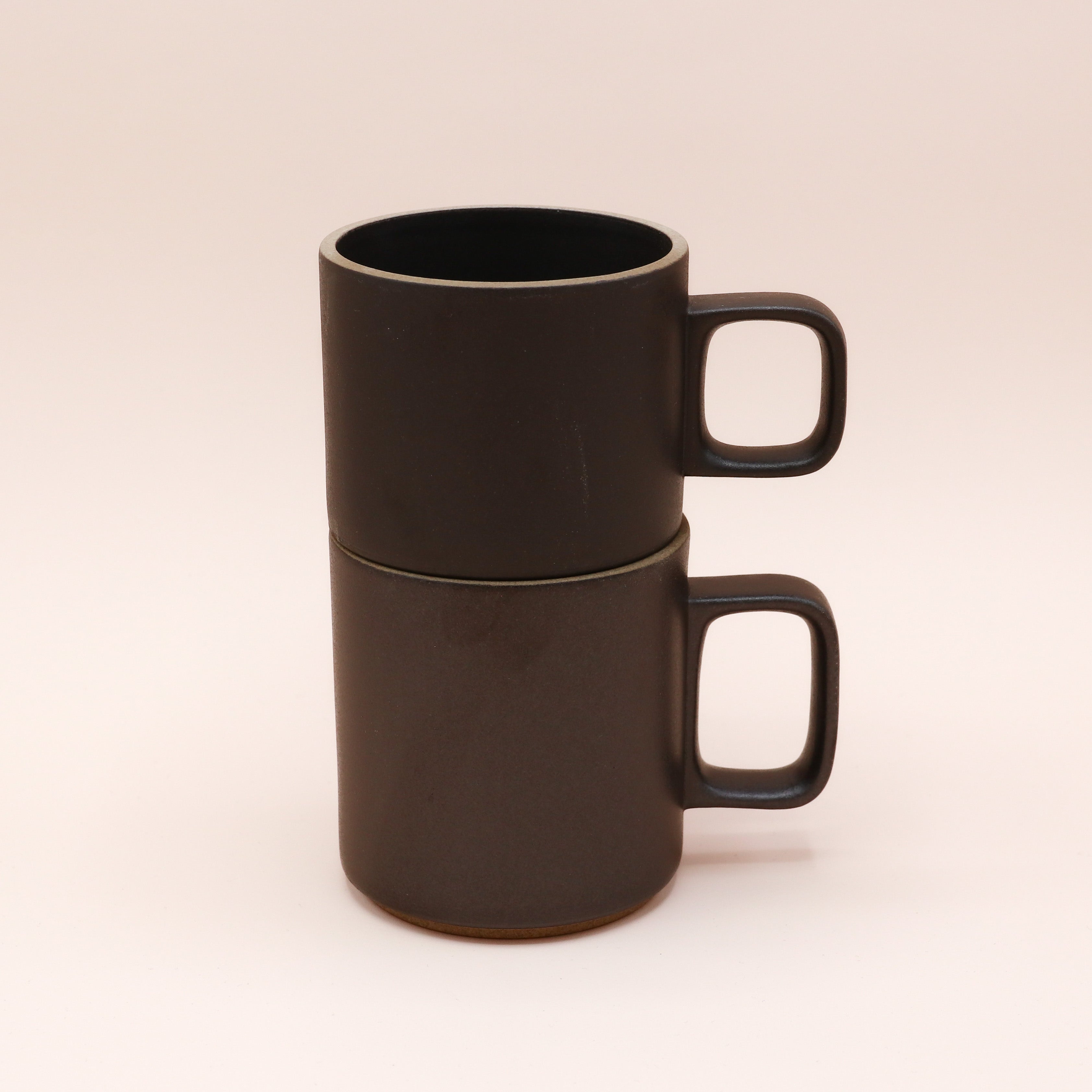 Hasami Porcelain - Kopper med hank // Mat sort