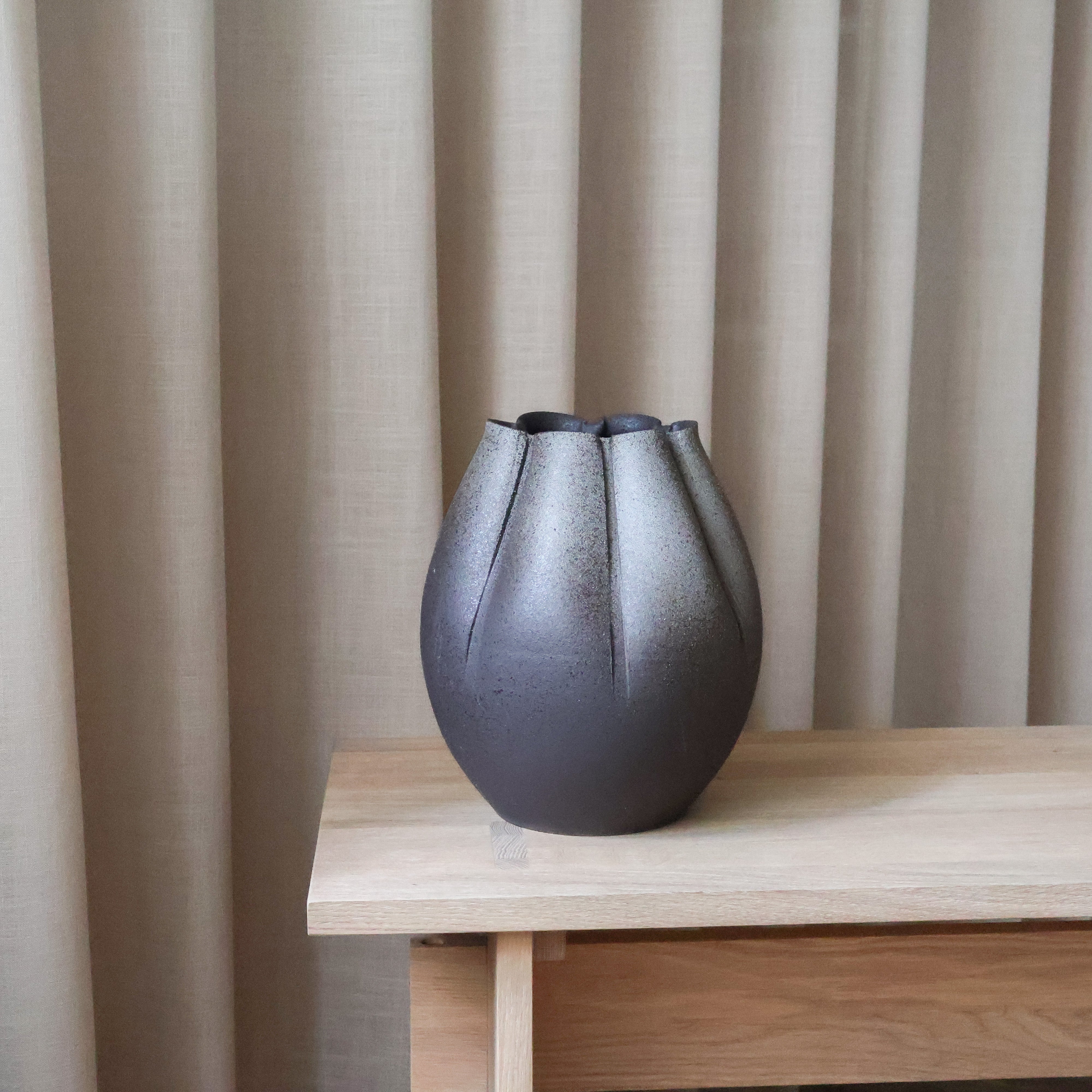 Rustik vase med folder i sort og grå, stor