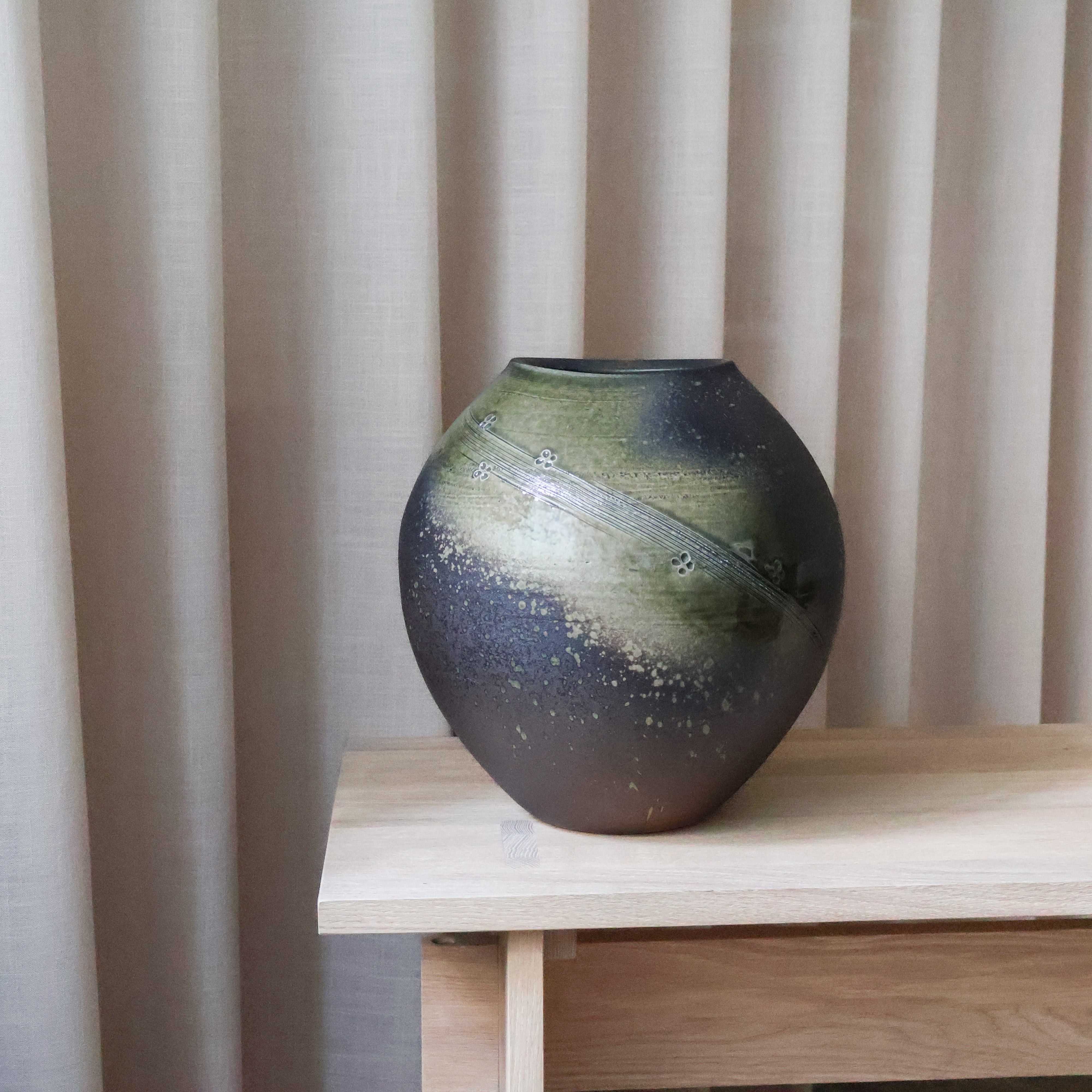 Vase - Stor rustik mørkebrun med grøn glasur