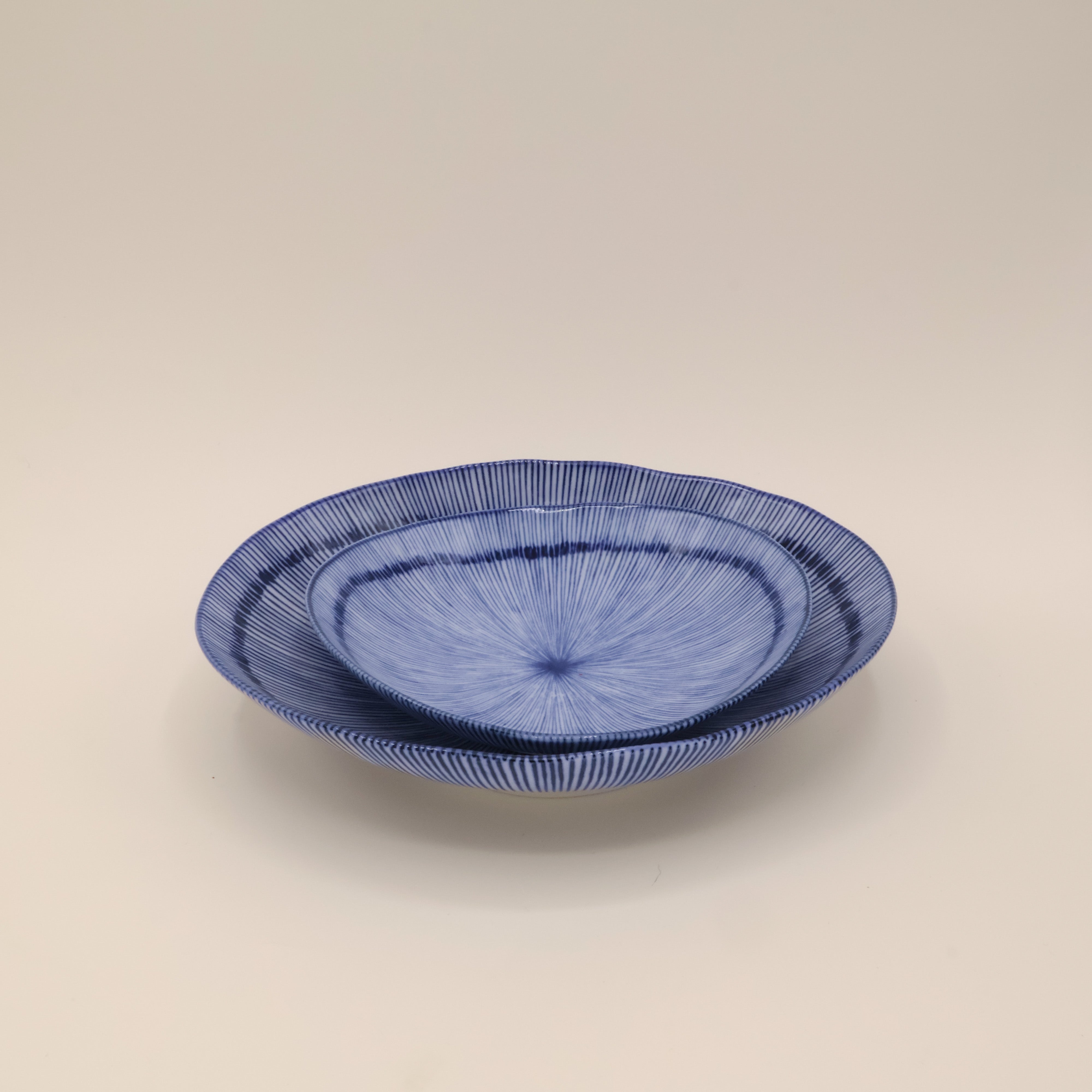 Flad skål med blå tynde striber (2 størrelser)