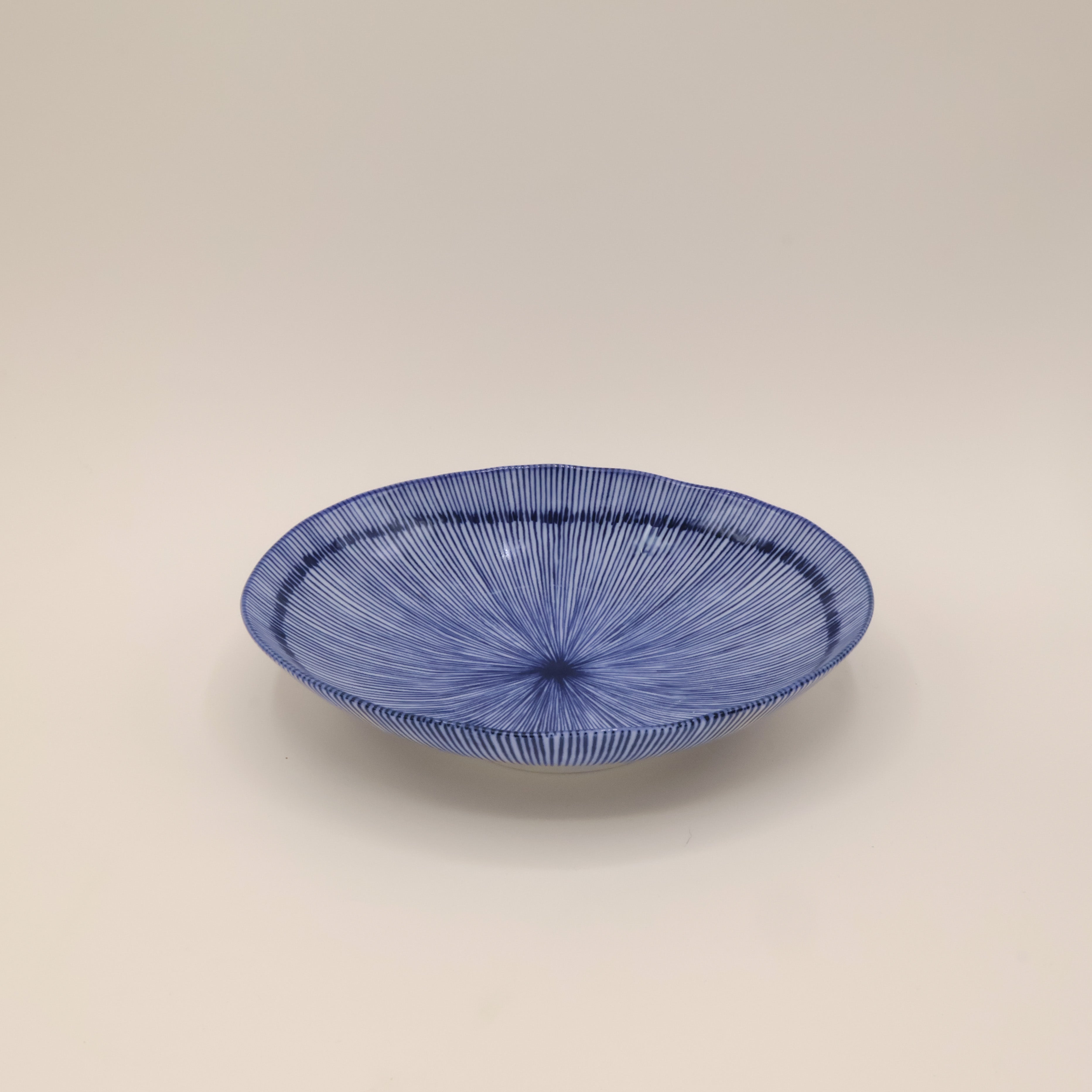 Flad skål med blå tynde striber (2 størrelser)