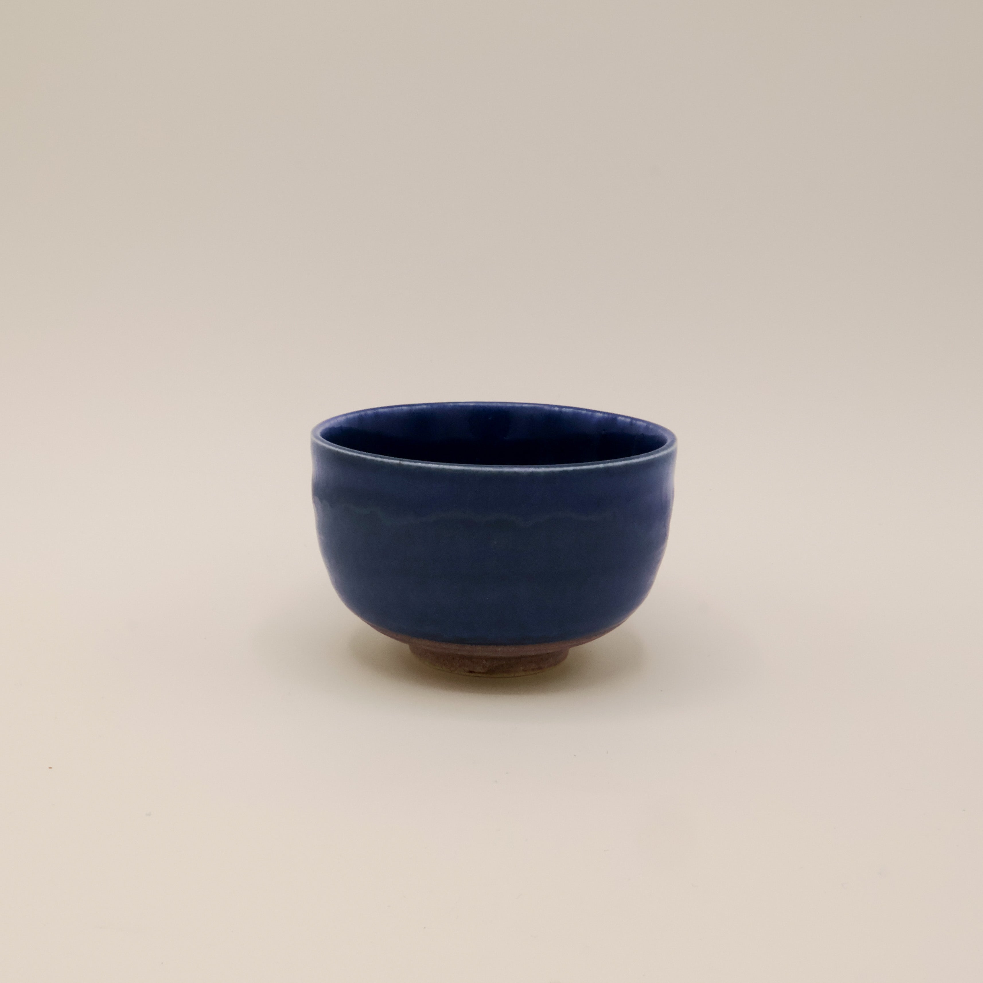 Kop med mørk blå glasur