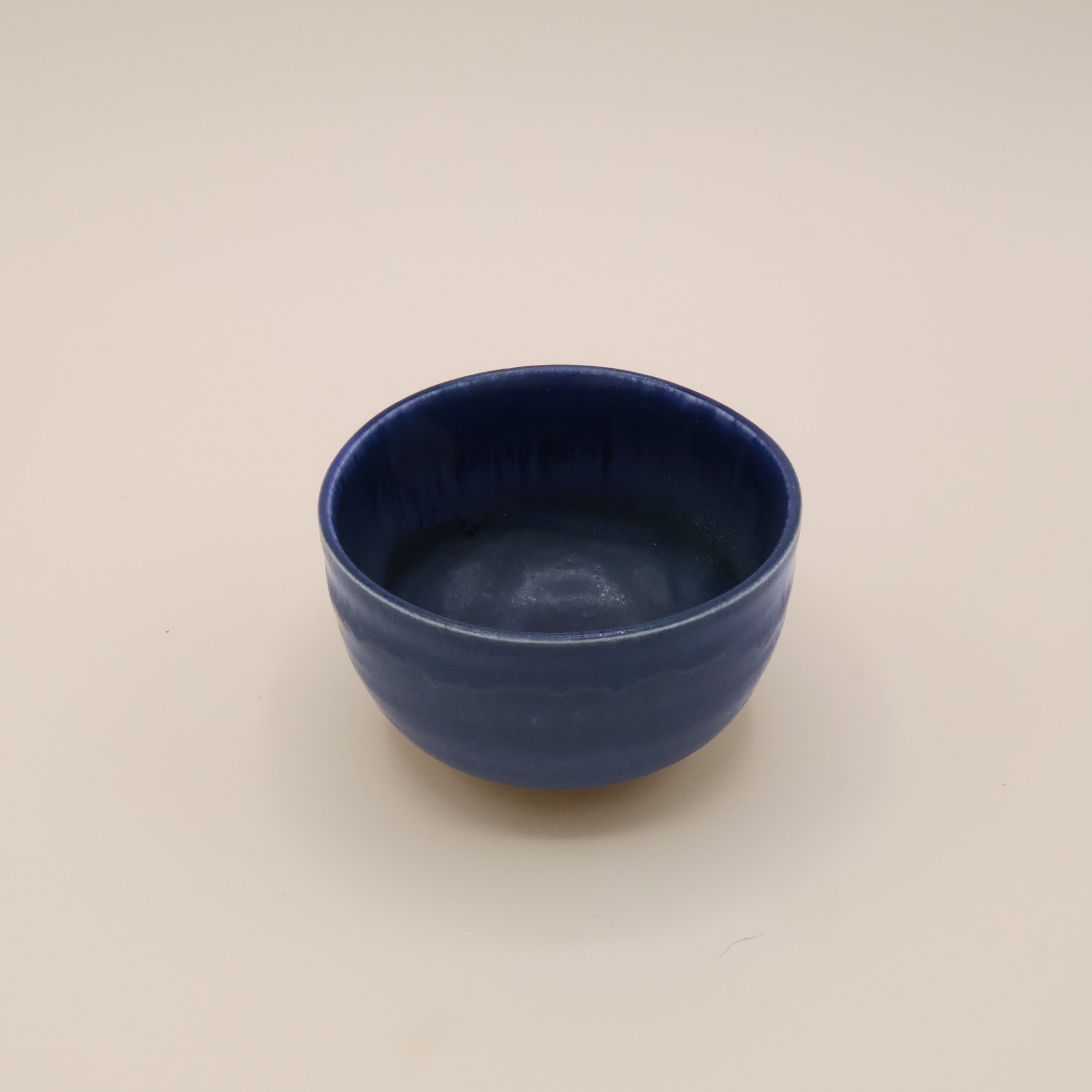 Kop med mørk blå glasur