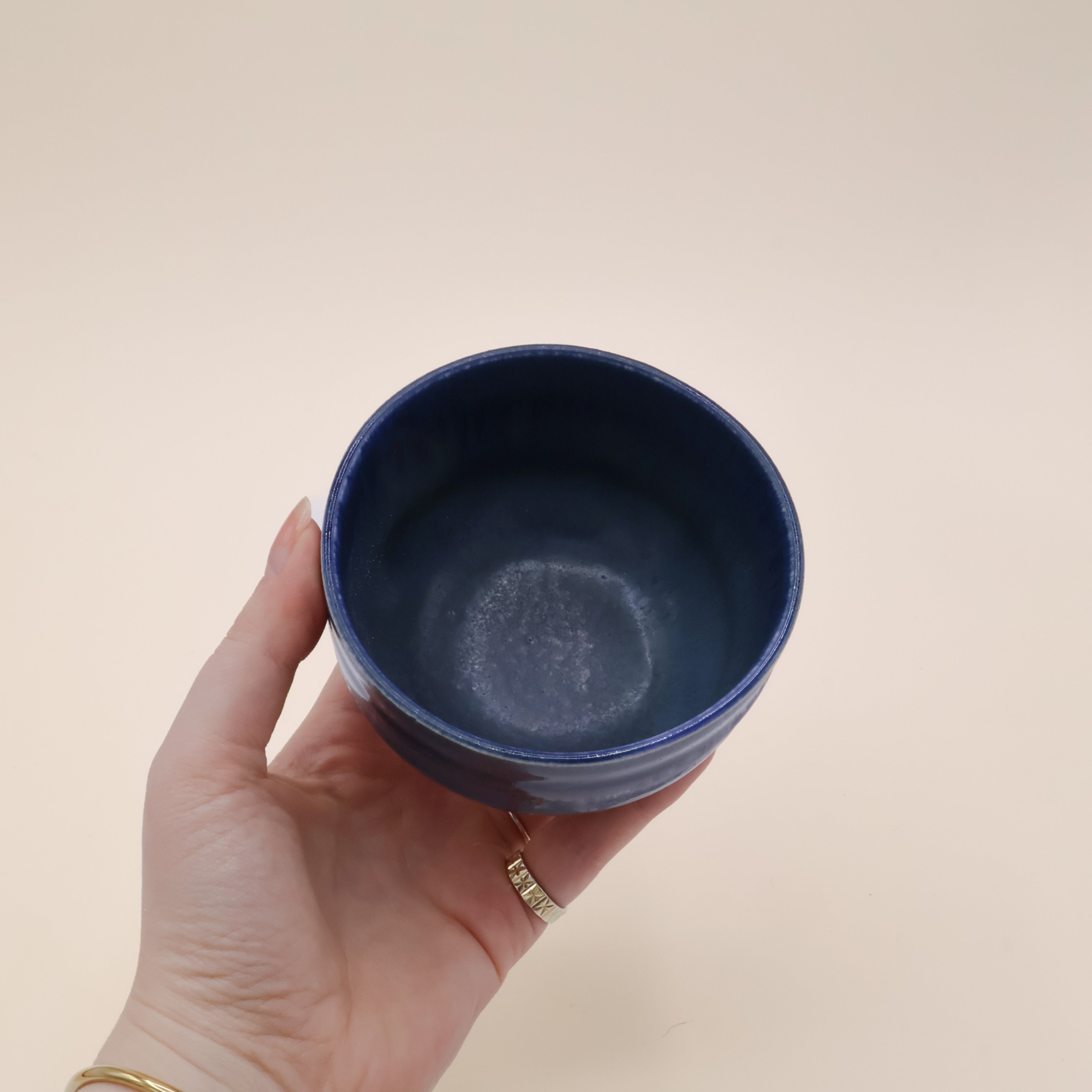 Kop med mørk blå glasur