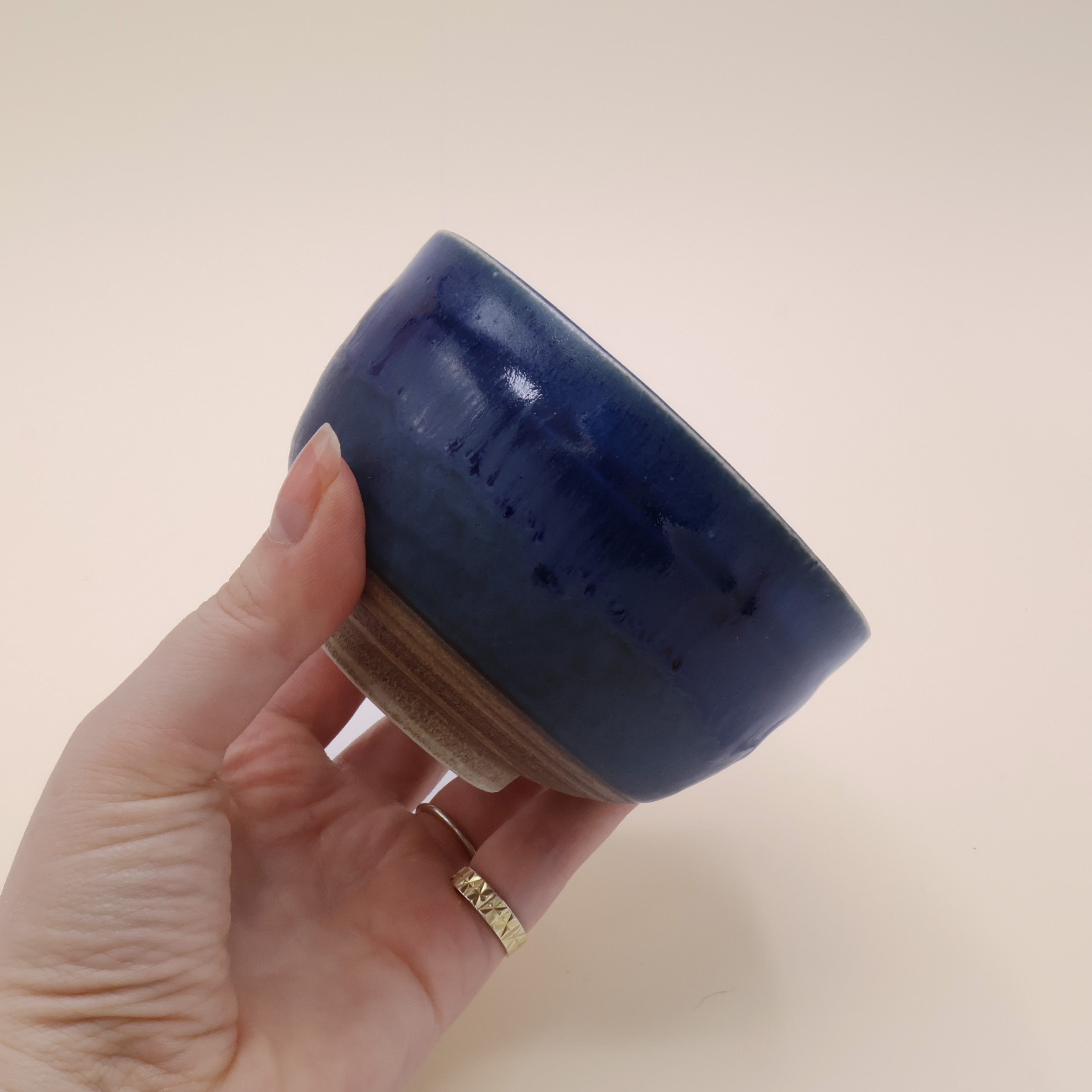 Kop med mørk blå glasur