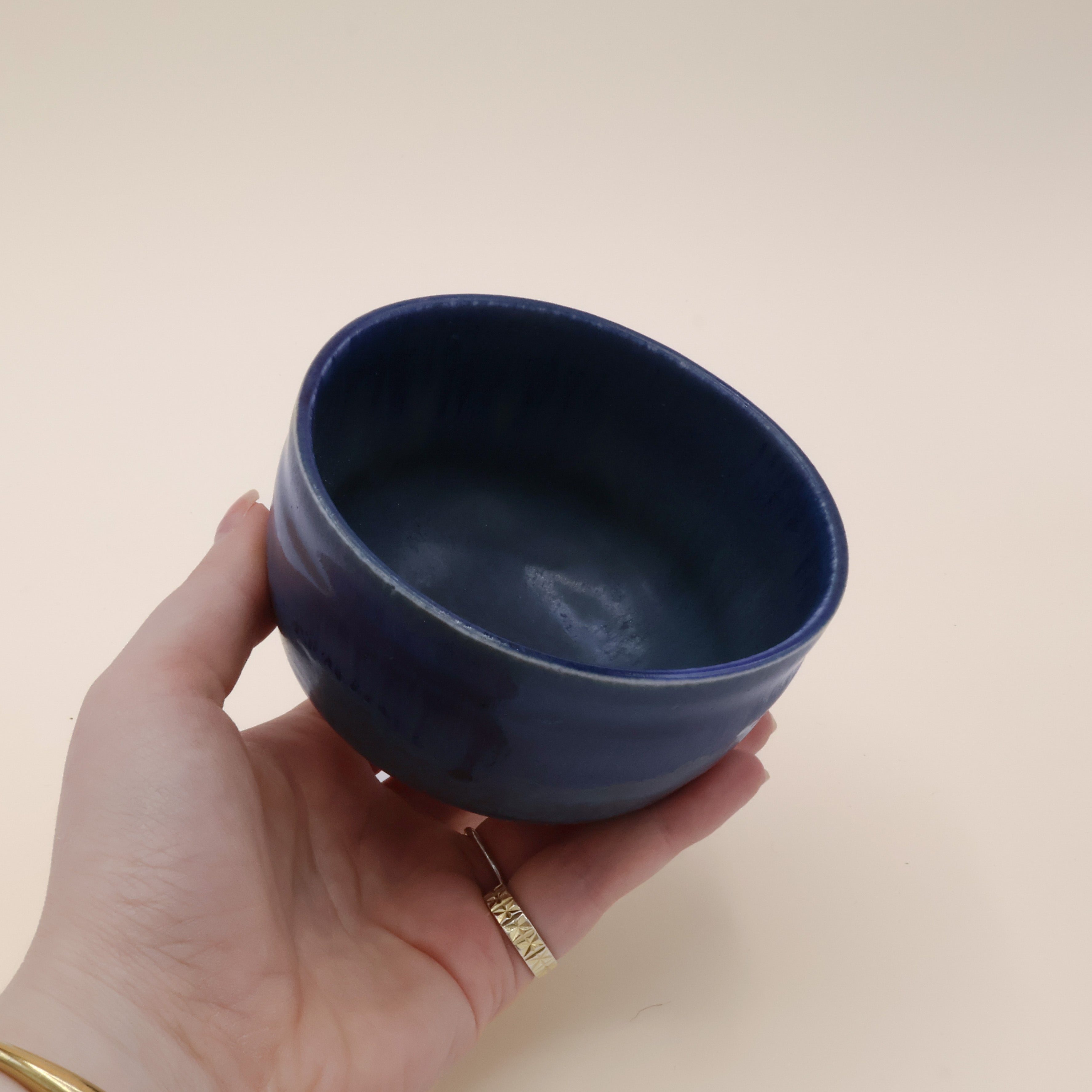 Kop med mørk blå glasur