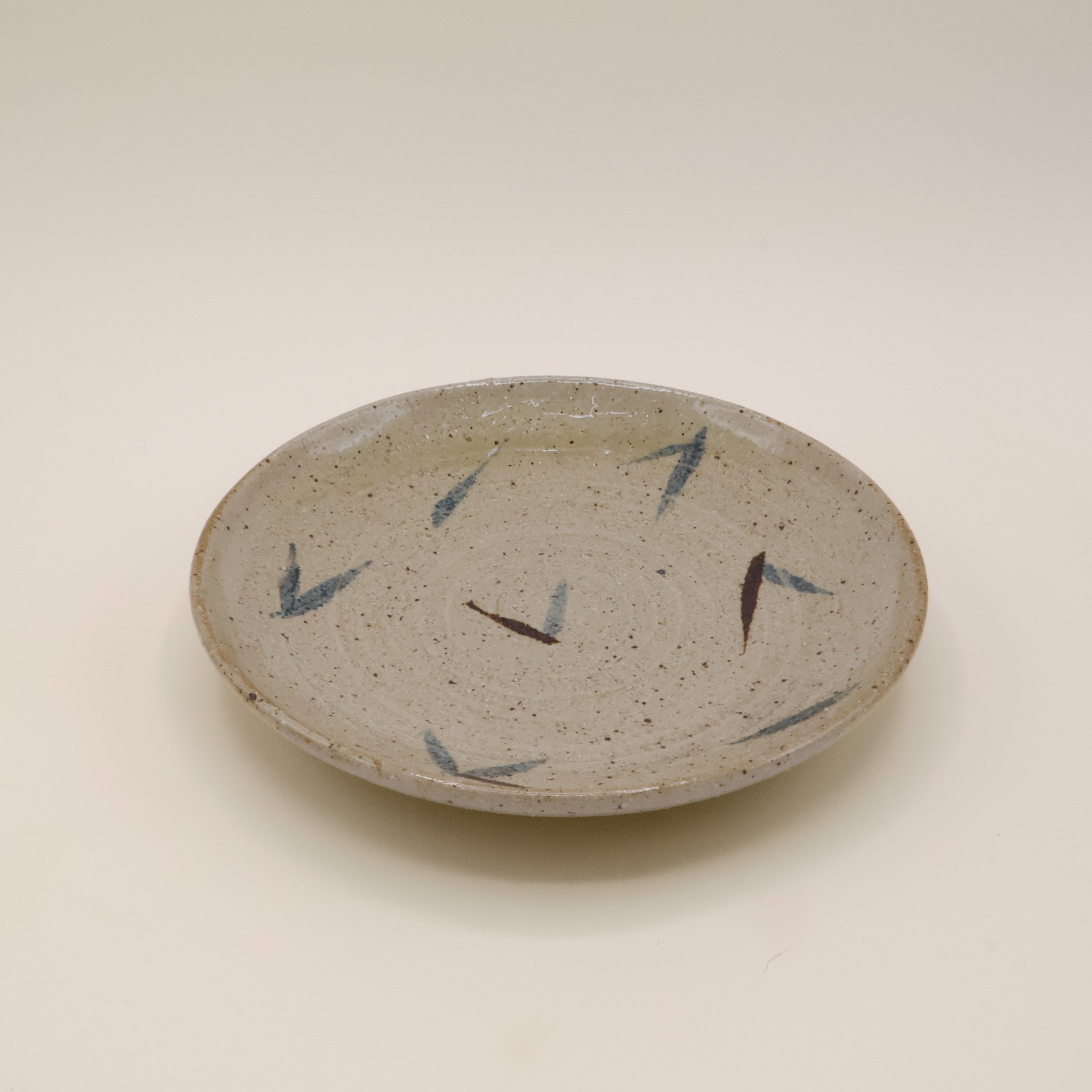 Håndlavet grå tallerken i med blå blade