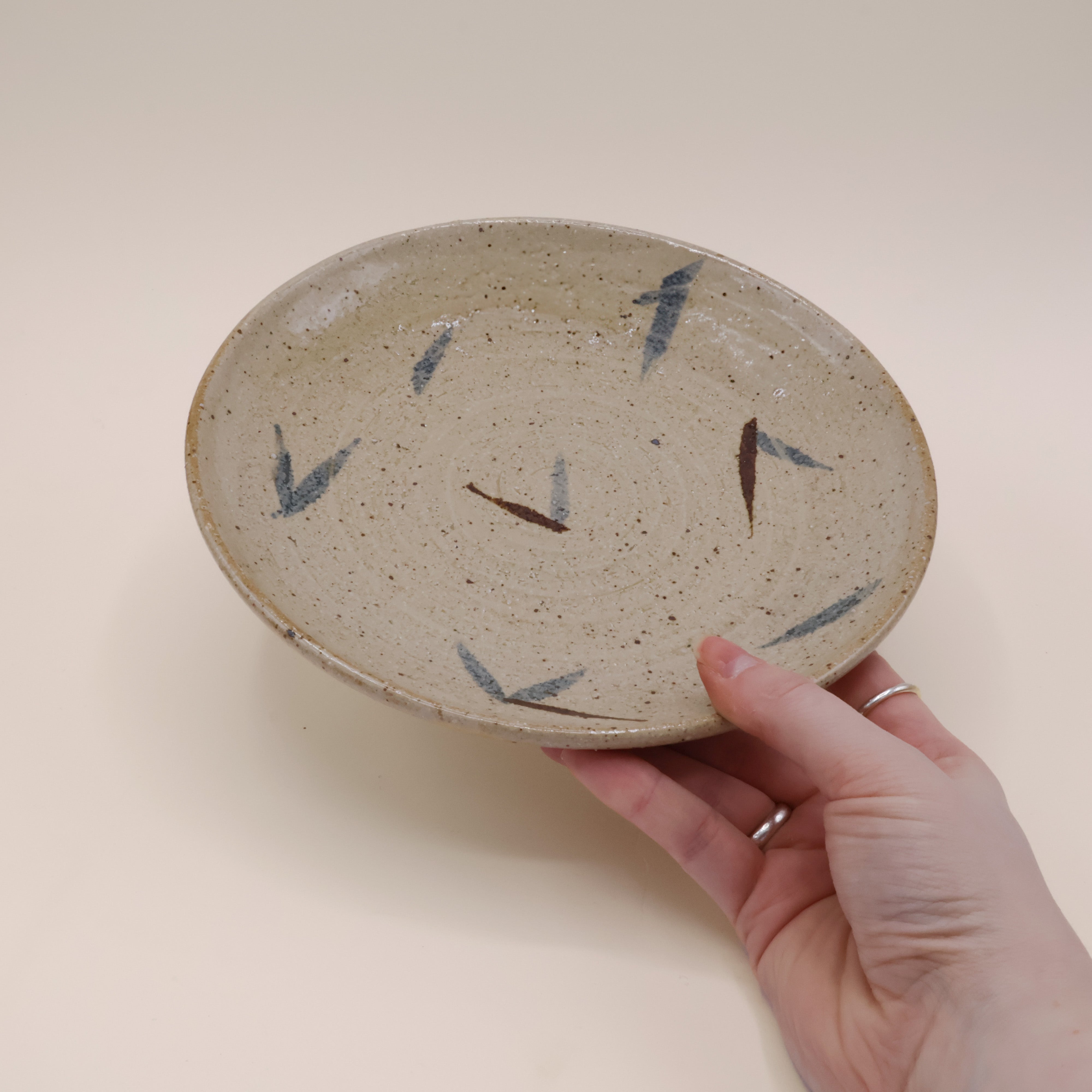 Håndlavet grå tallerken i med blå blade