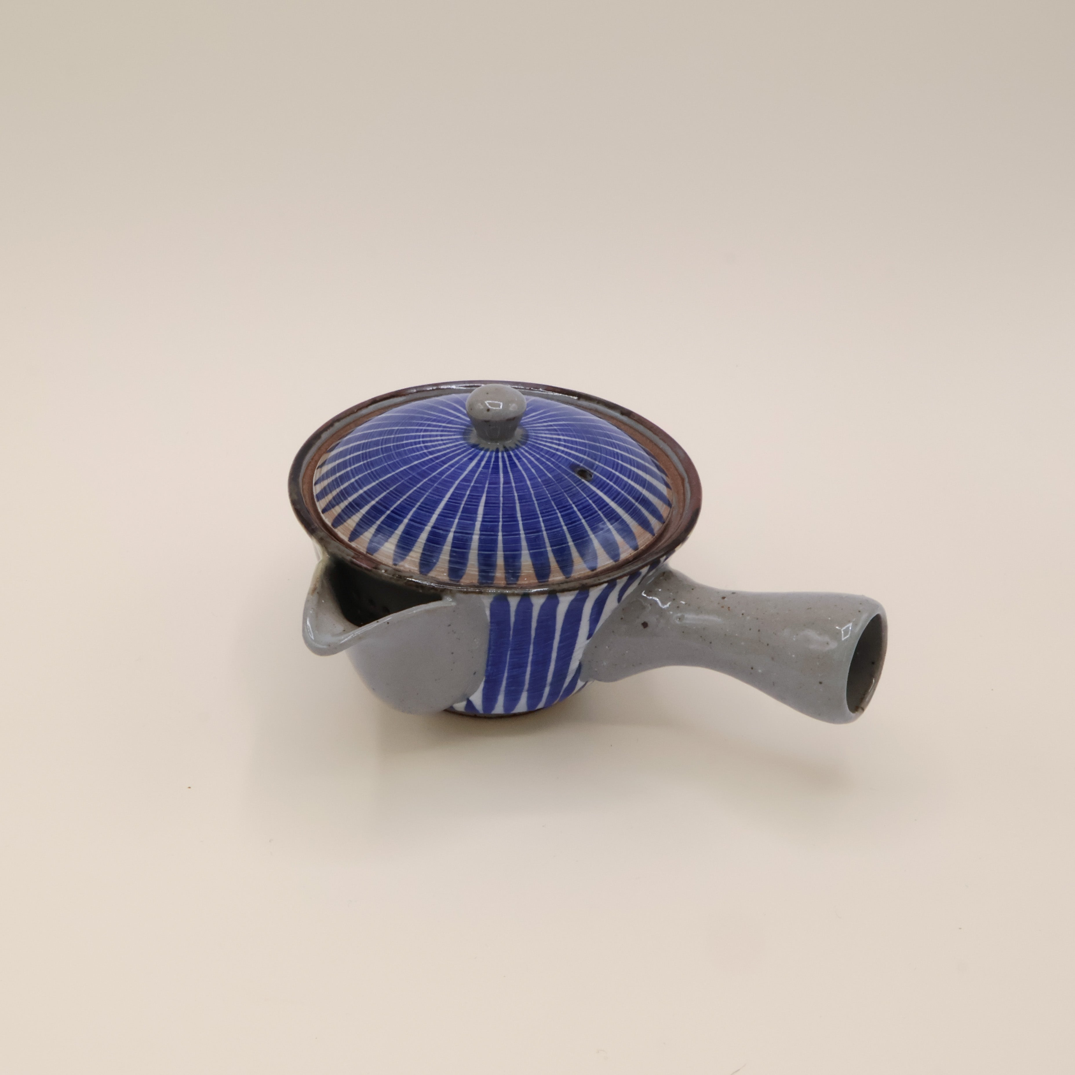 Lille tekande med håndtag og blå striber