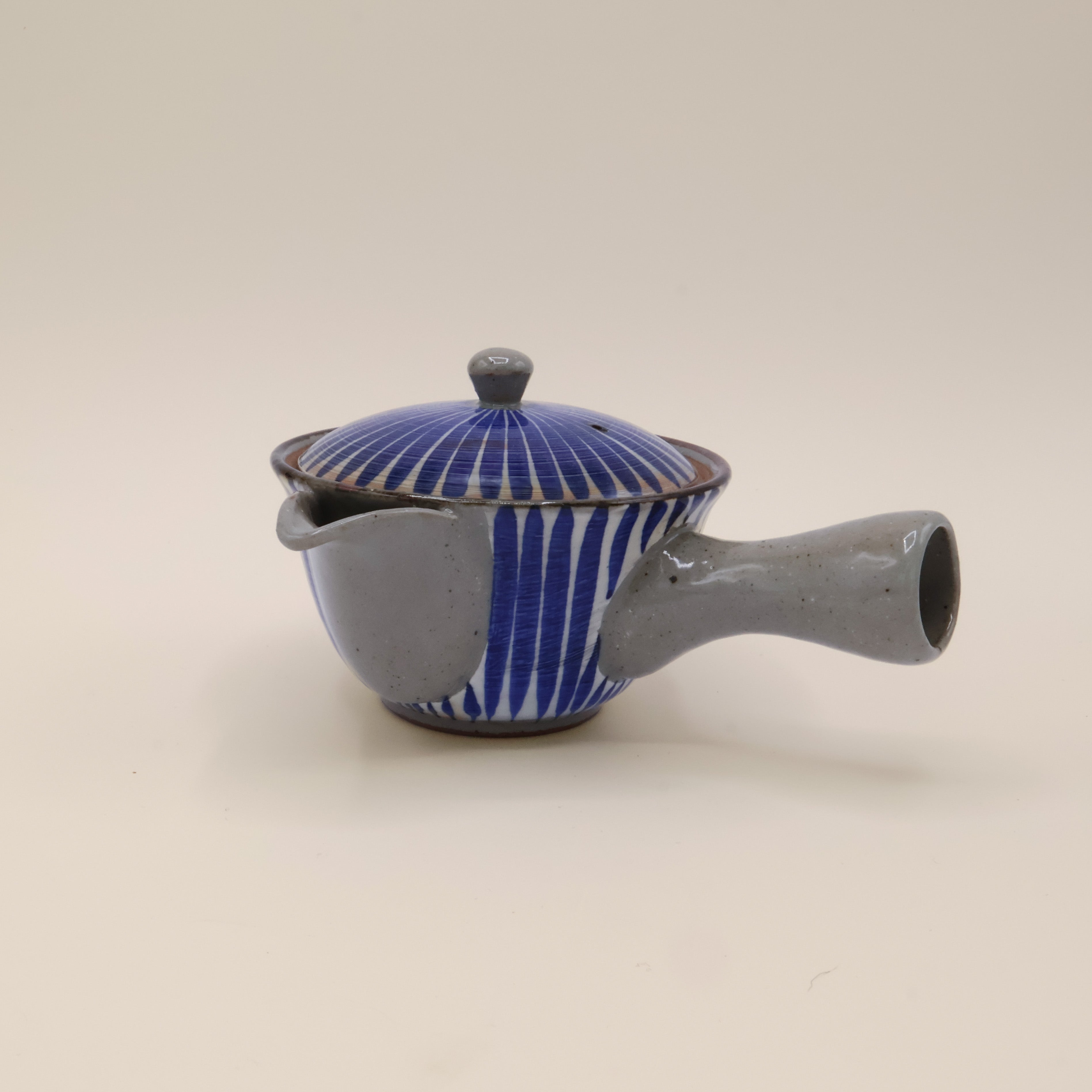 Lille tekande med håndtag og blå striber