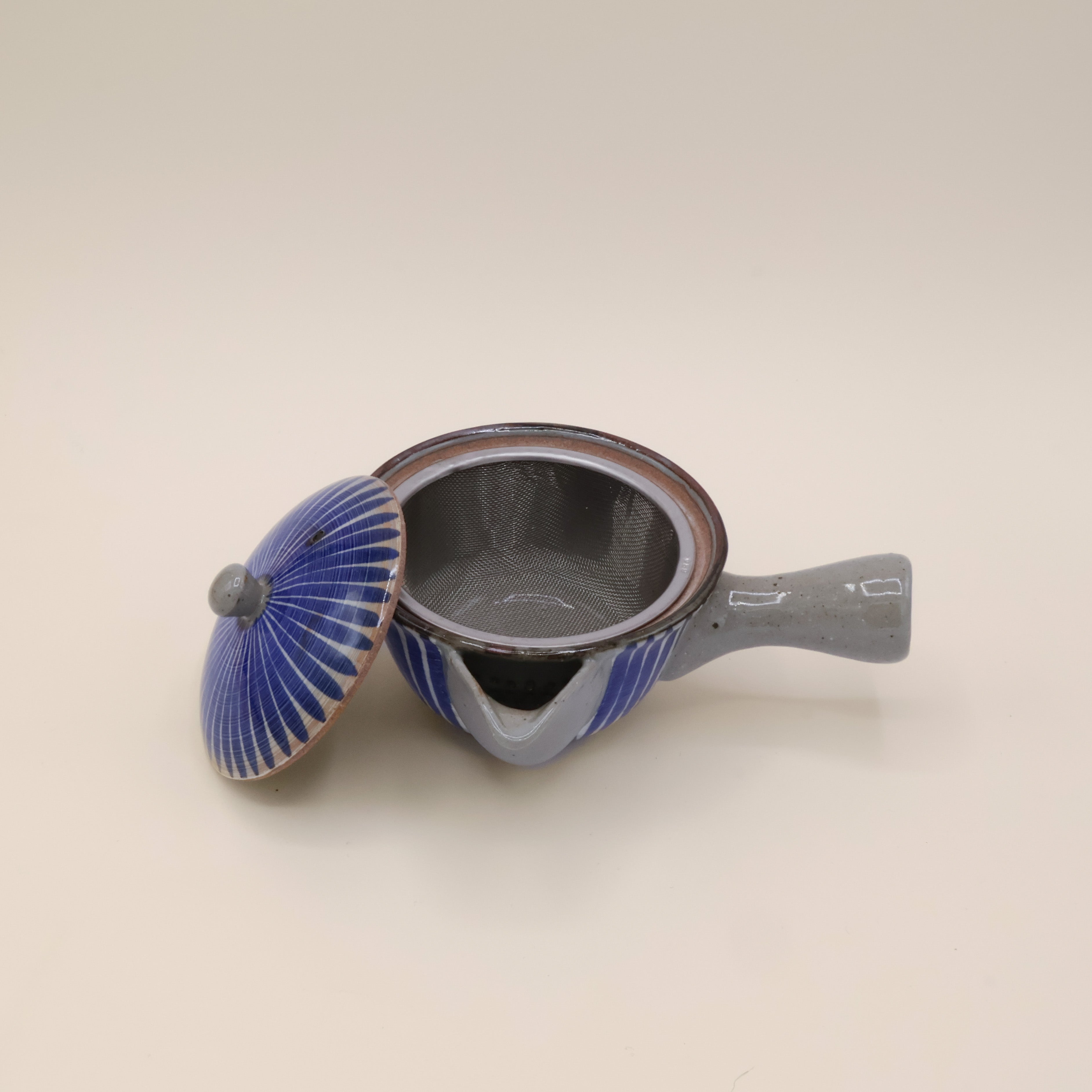 Lille tekande med håndtag og blå striber