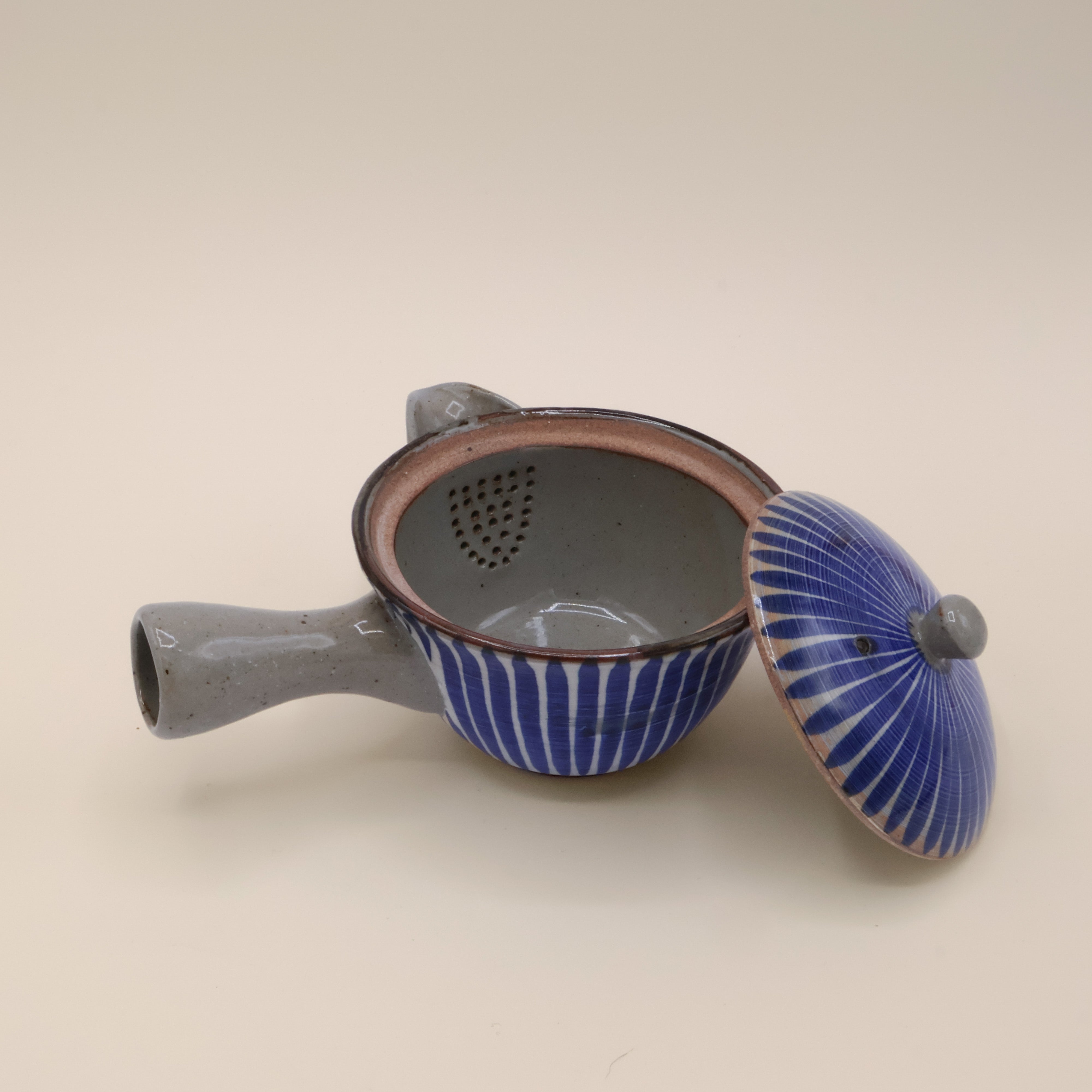 Lille tekande med håndtag og blå striber