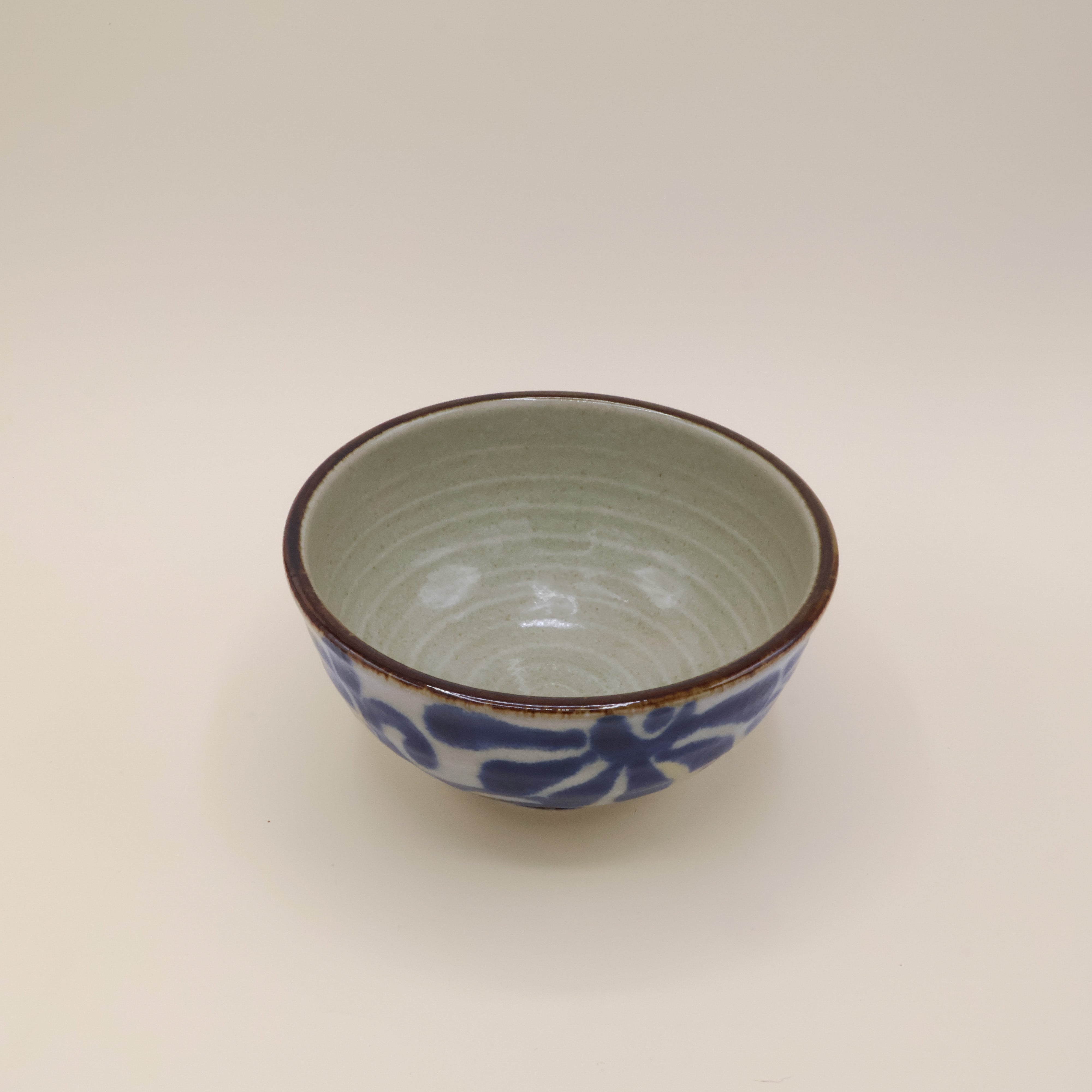 Nudelskål med mørk blåt blomstermotiv og brun kant