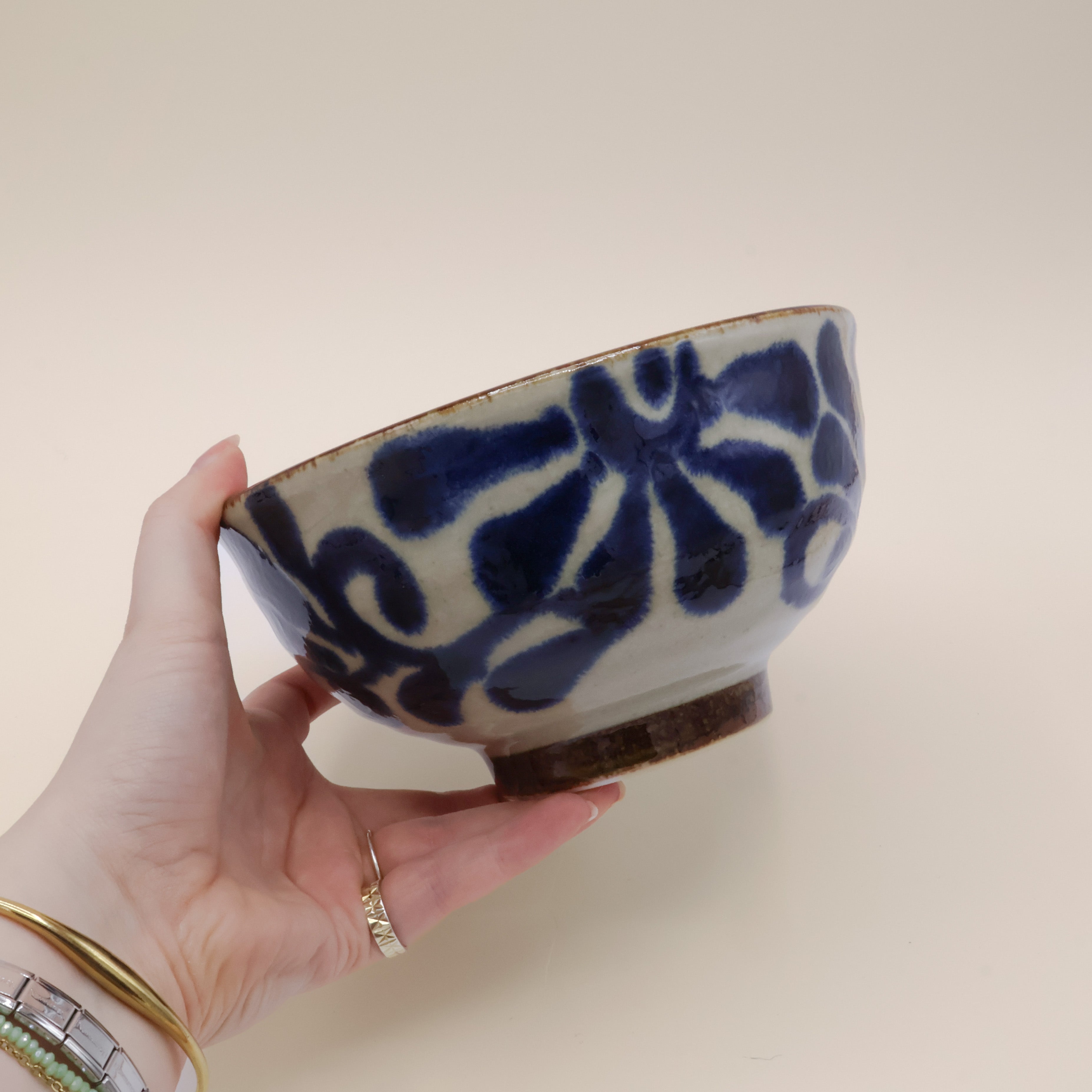 Nudelskål med mørk blåt blomstermotiv og brun kant