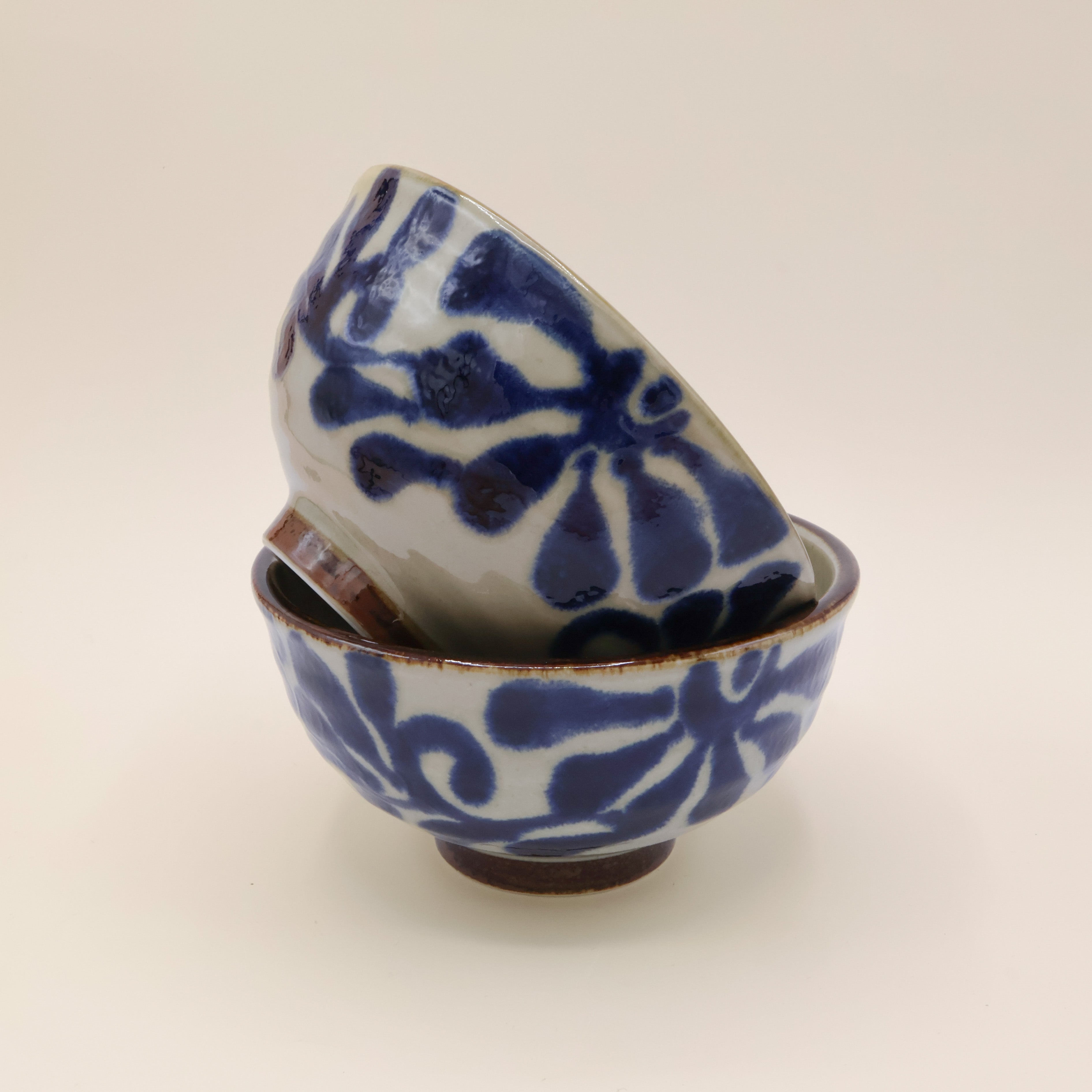 Nudelskål med mørk blåt blomstermotiv og brun kant