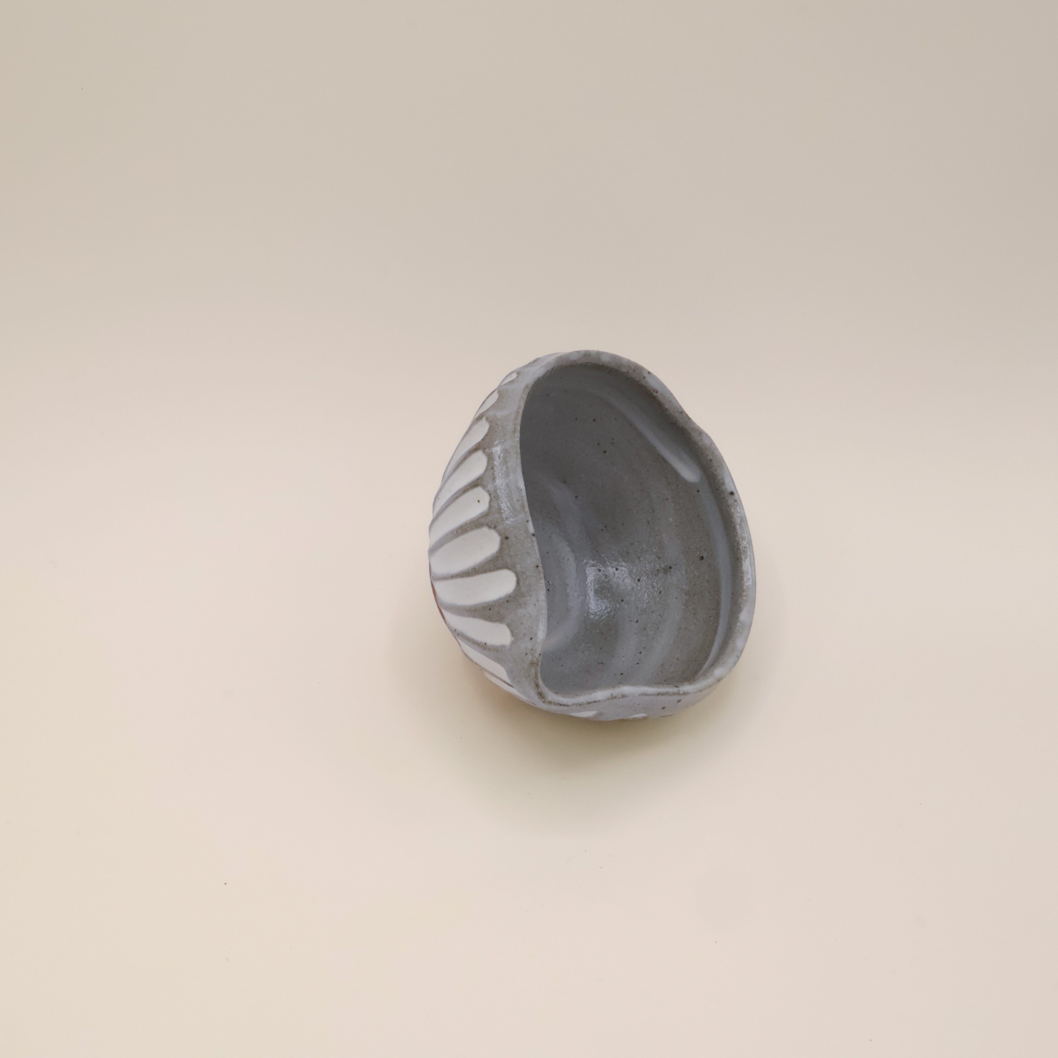 Katakuchi matchaskål - Grå og hvid med hældetud