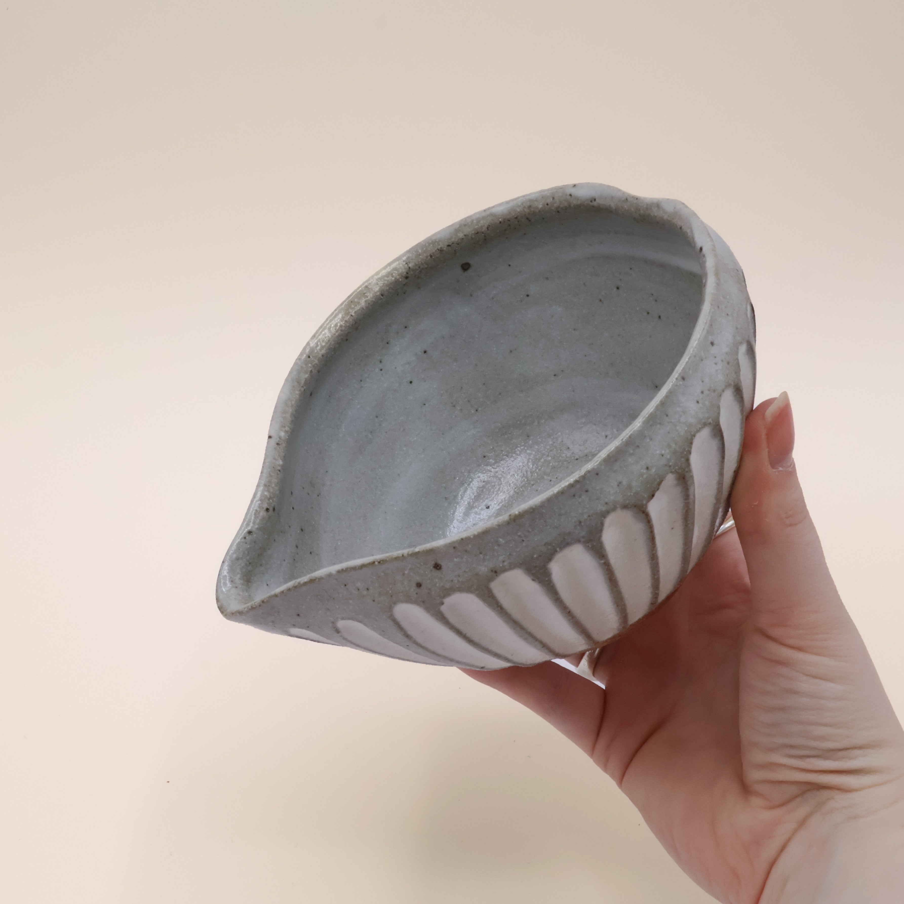 Katakuchi matchaskål - Grå og hvid med hældetud