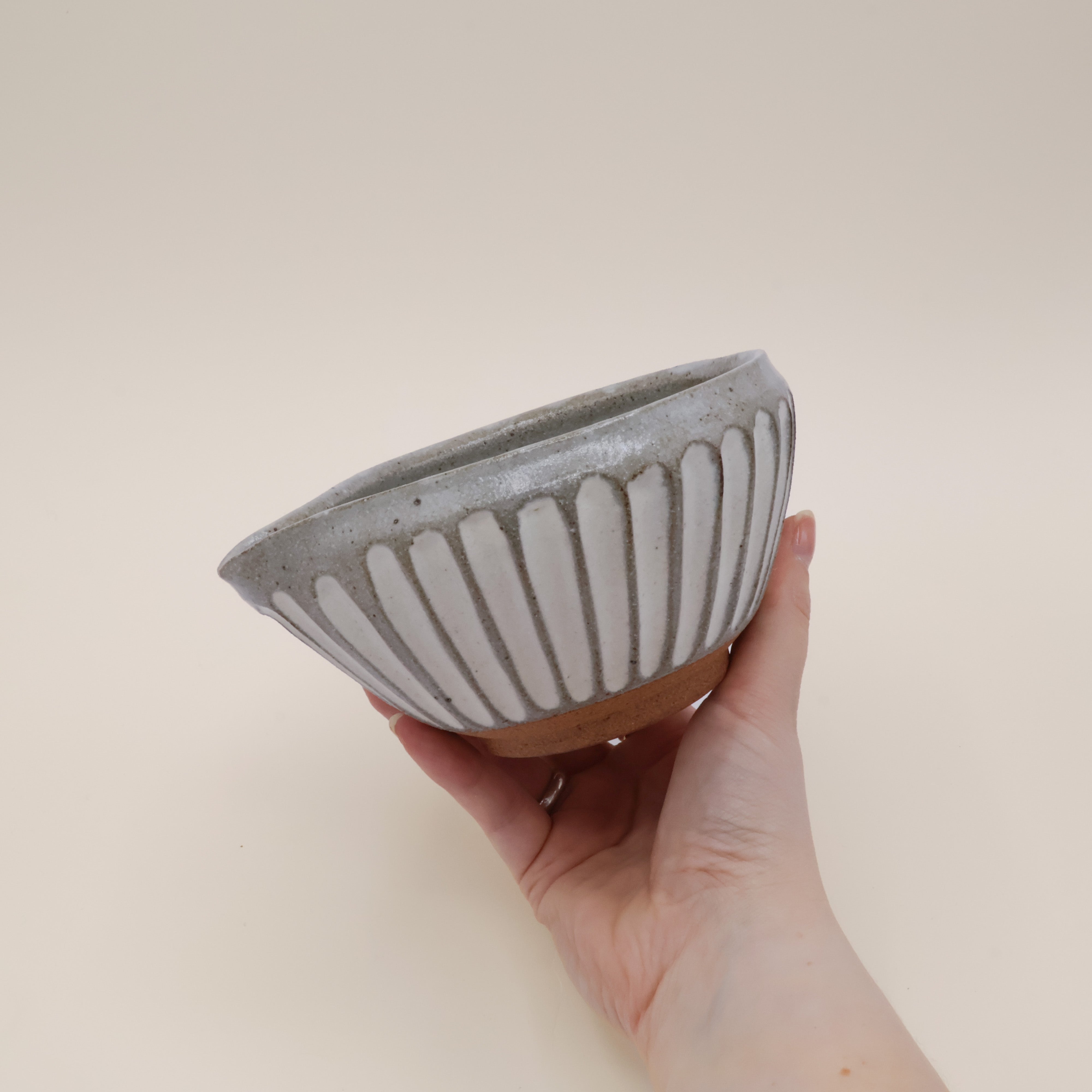 Katakuchi matchaskål - Grå og hvid med hældetud