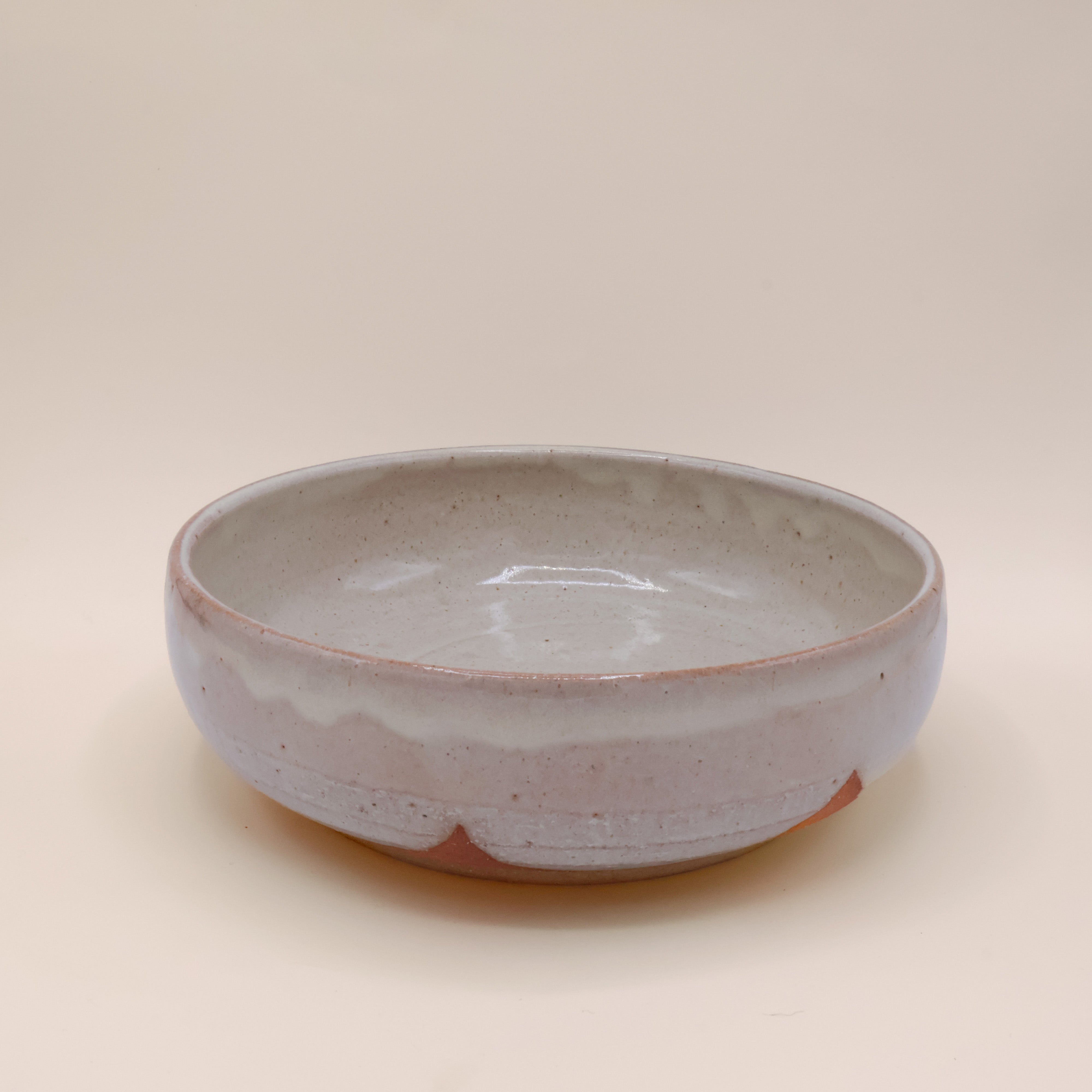 Fad i grå glasur og lyserødt skær