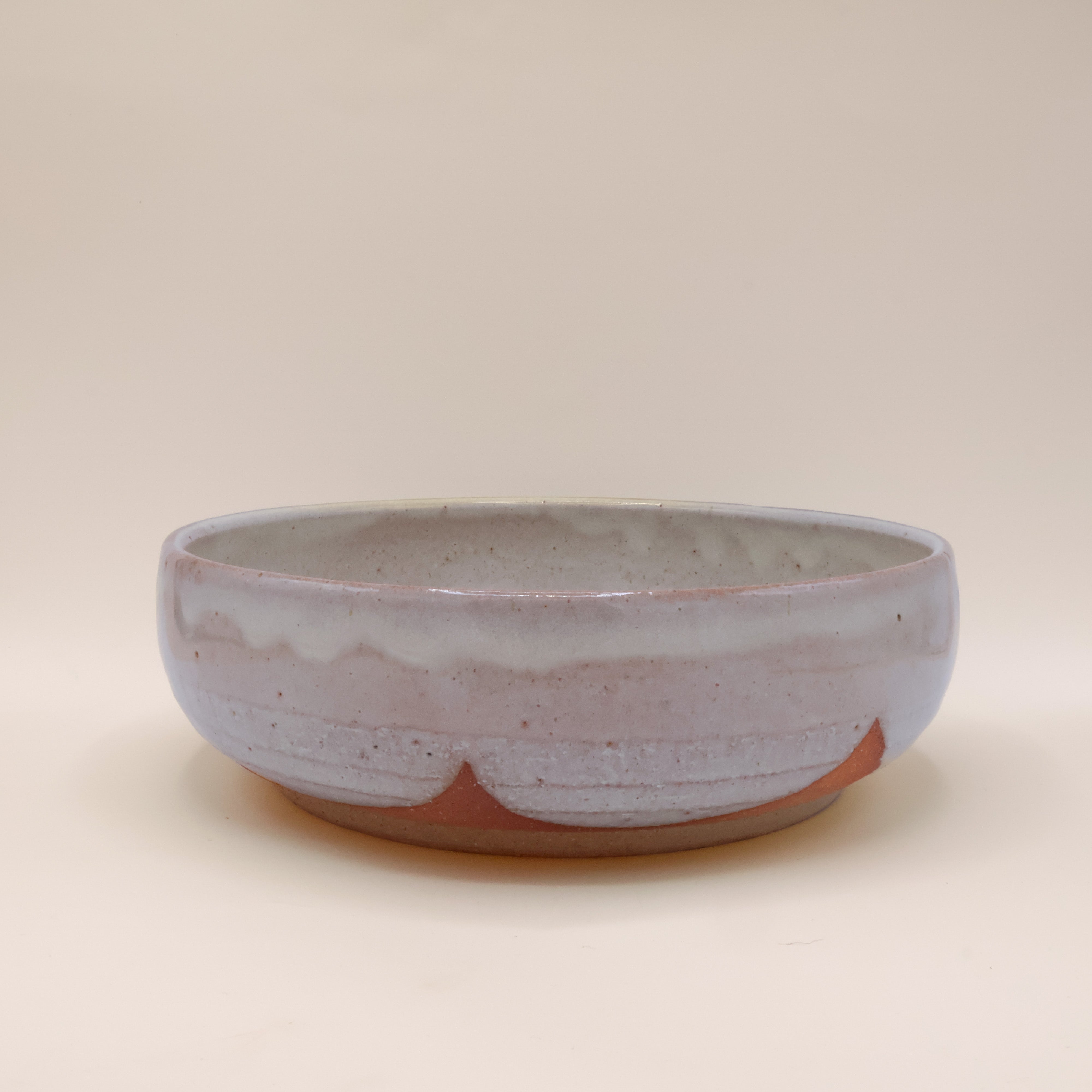 Fad i grå glasur og lyserødt skær