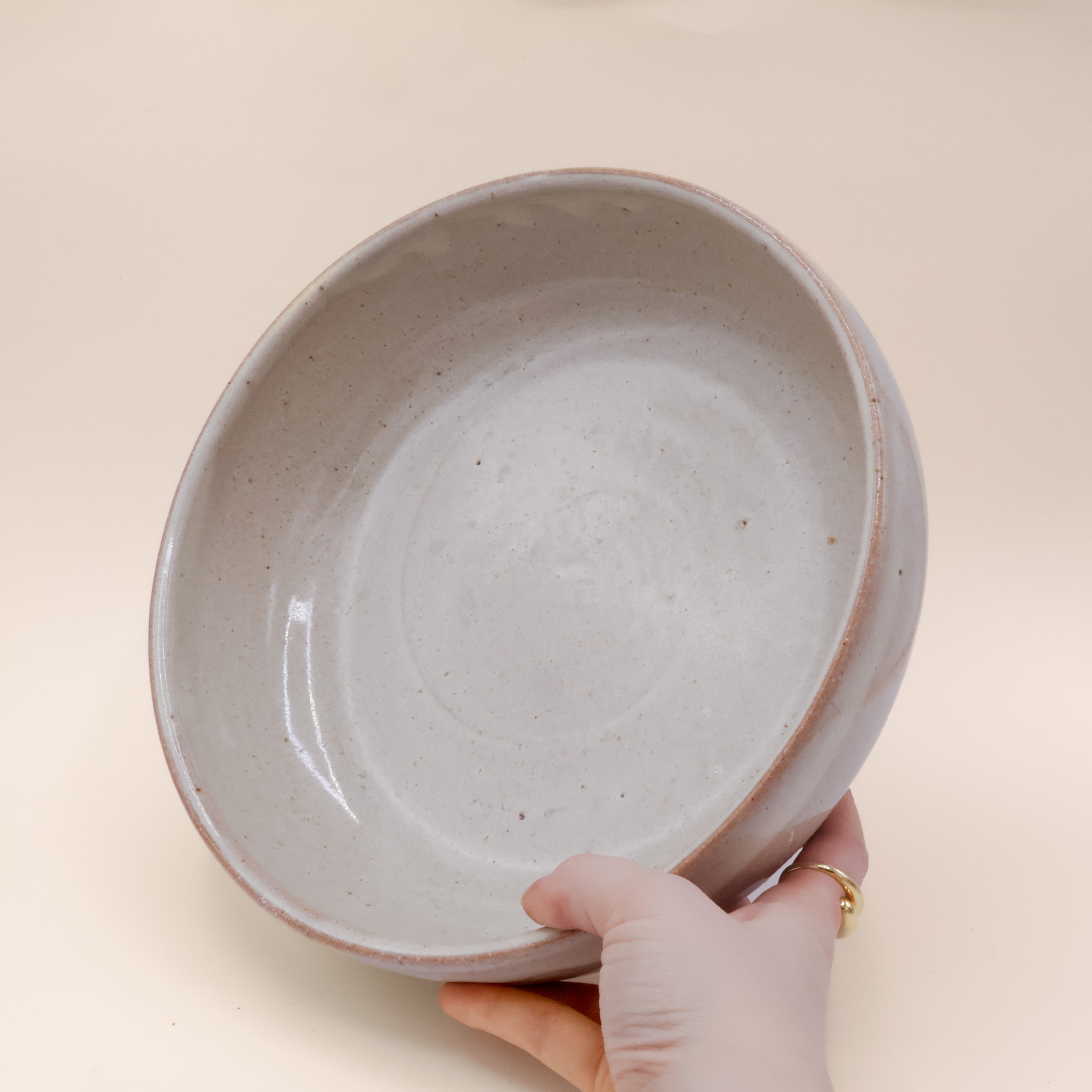 Fad i grå glasur og lyserødt skær