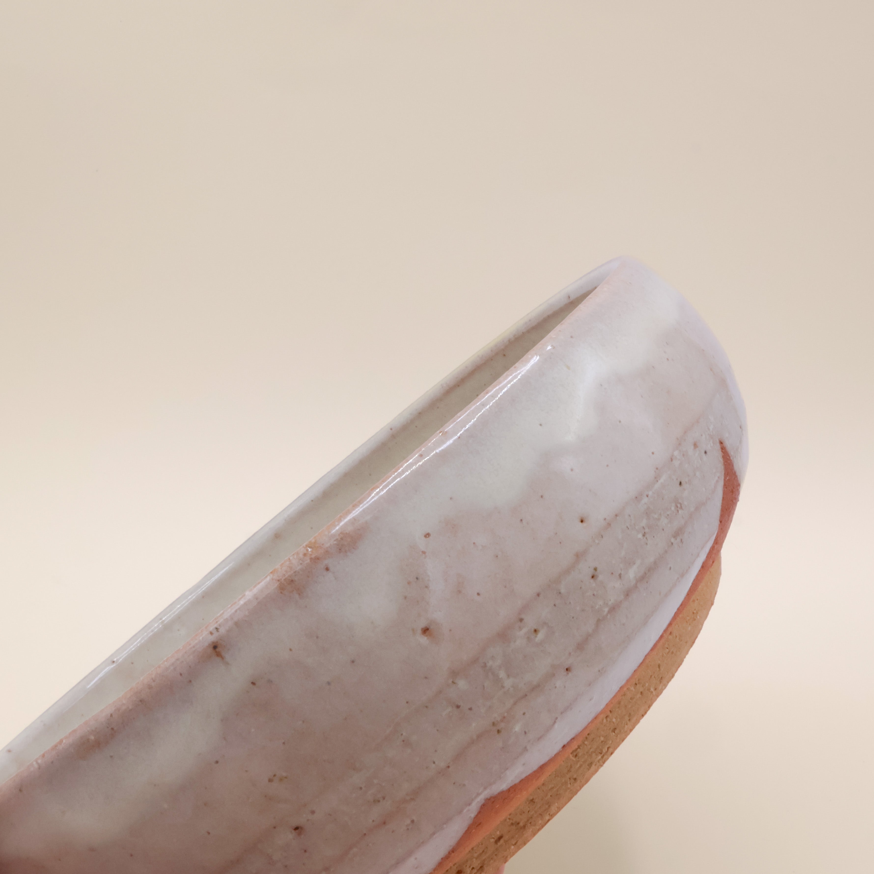 Fad i grå glasur og lyserødt skær