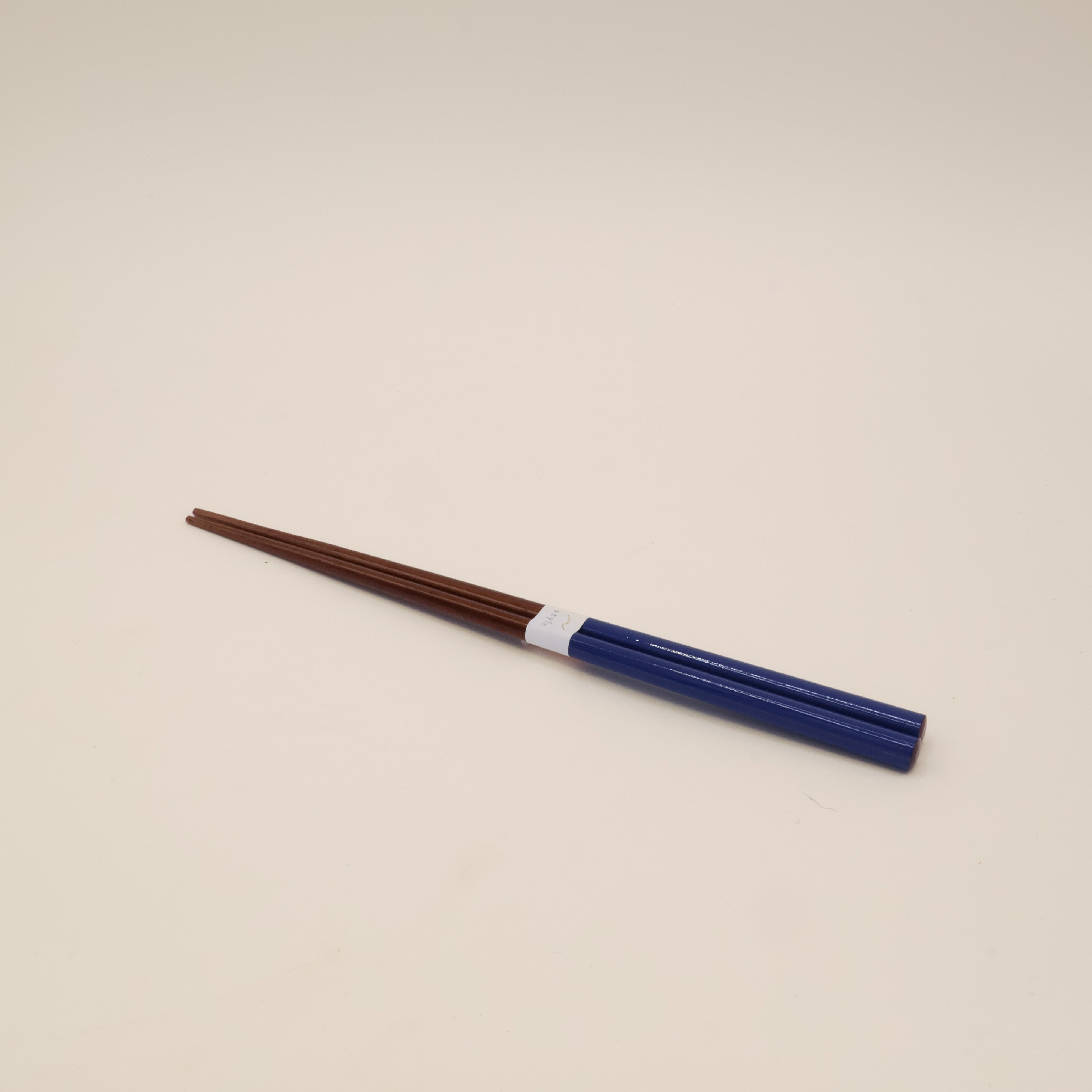 Spisepinde i mørkt træ med farvet lak (Flere varianter)