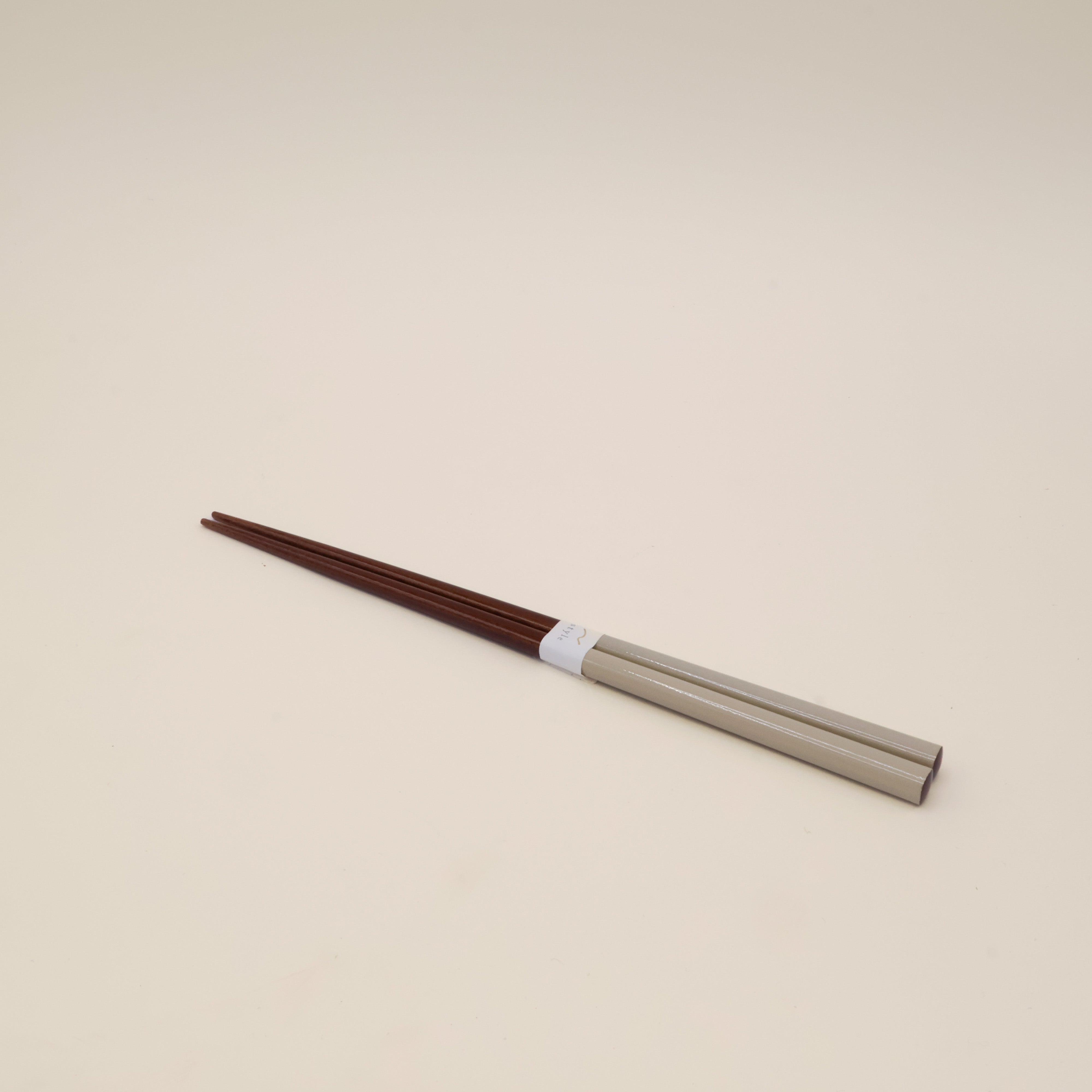 Spisepinde i mørkt træ med farvet lak (Flere varianter)