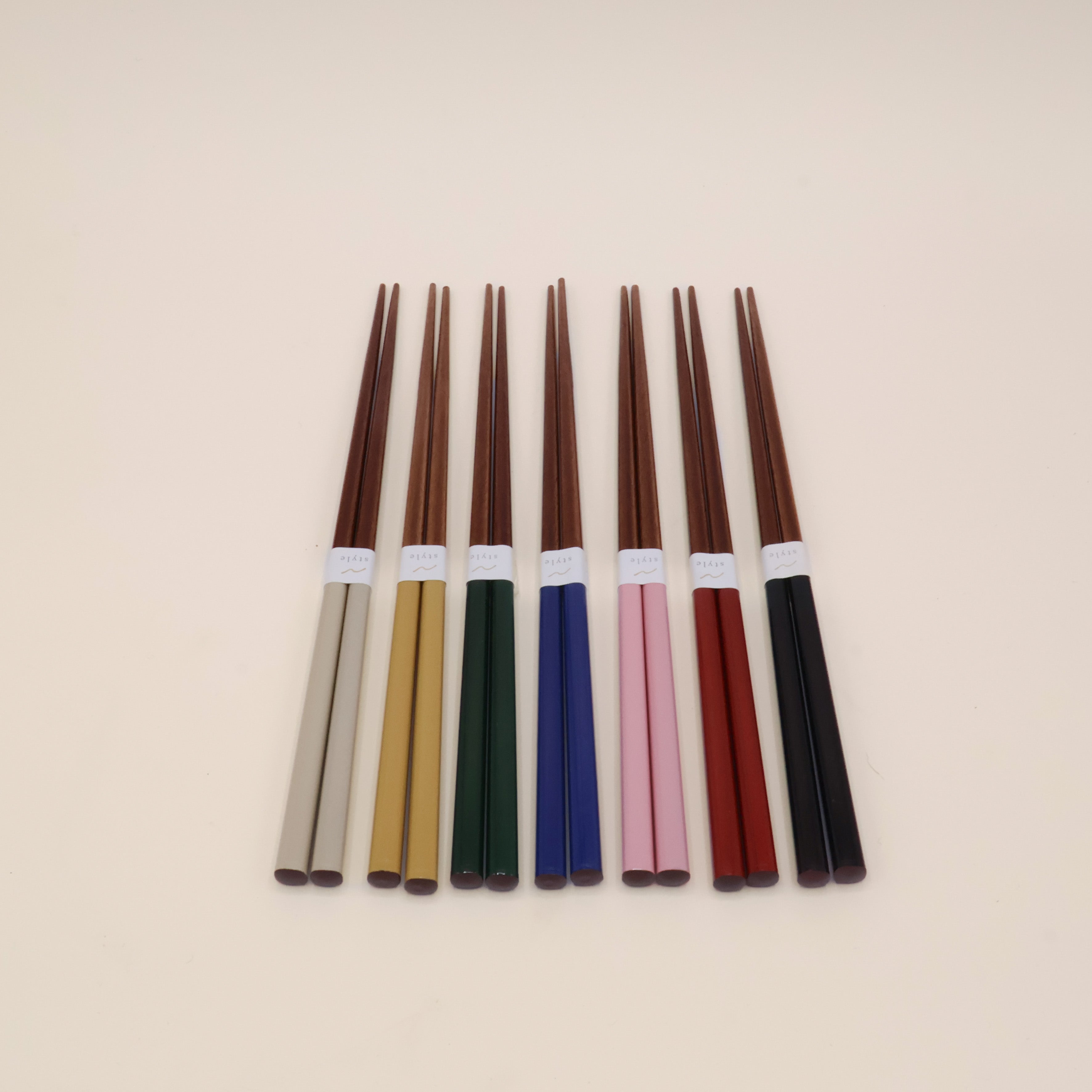 Spisepinde i mørkt træ med farvet lak (Flere varianter)