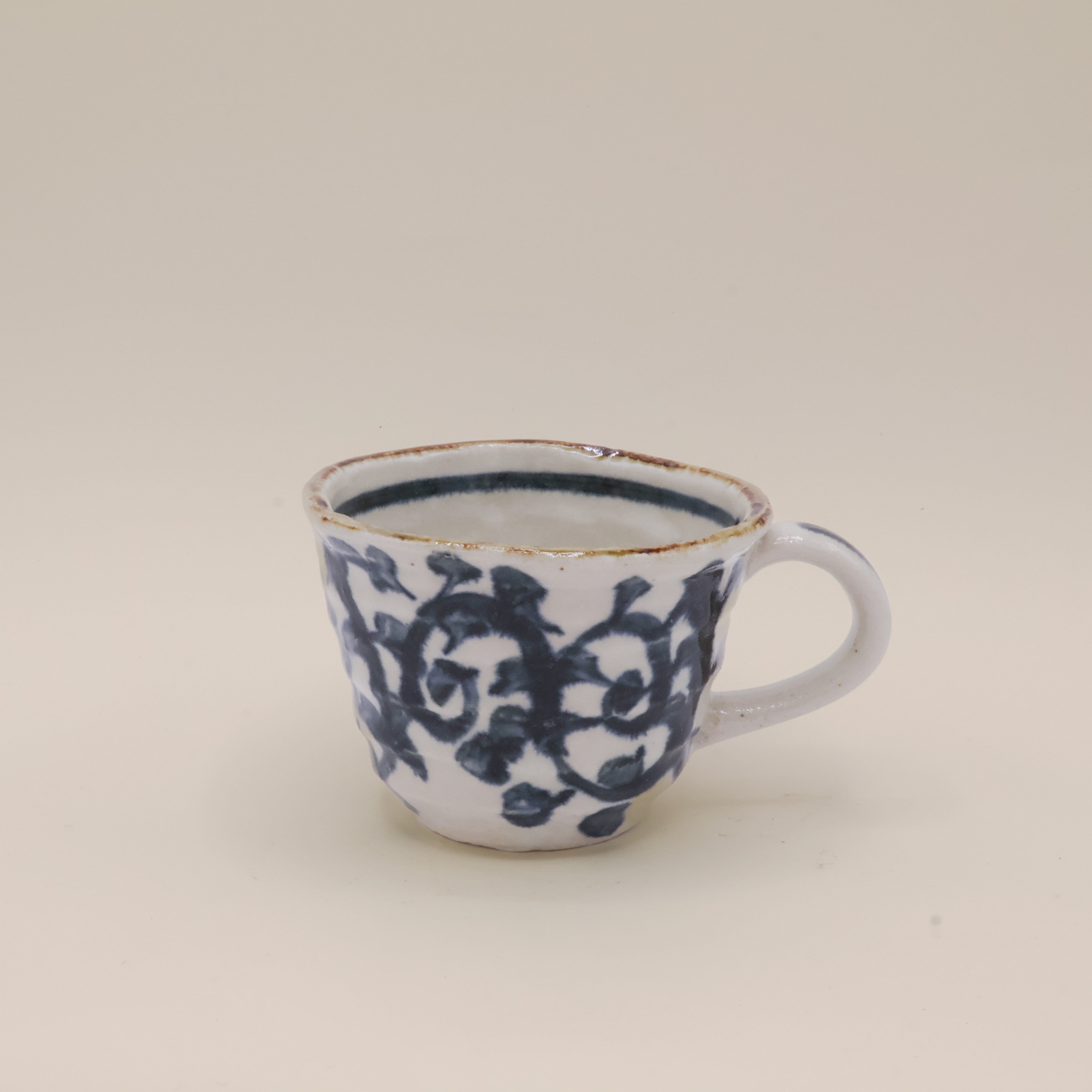 Rustik kop med håndmalet blåt mønster