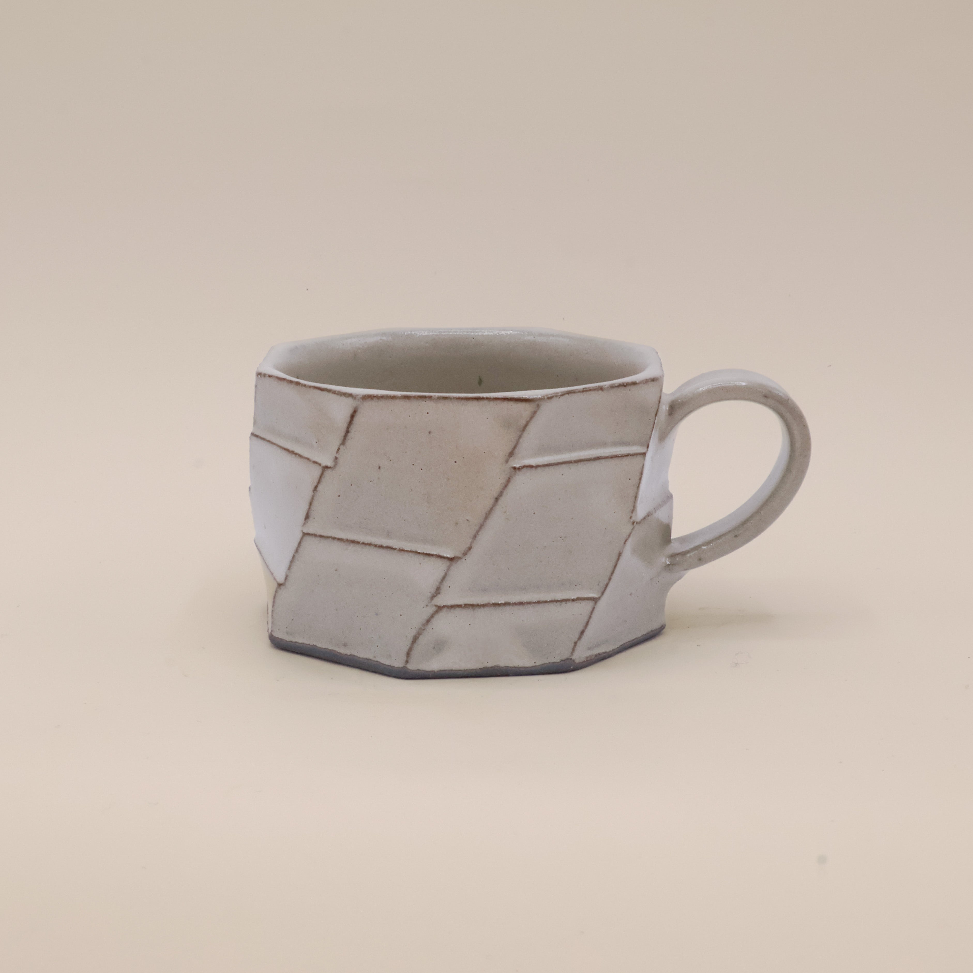 Kantet kop med rustikt udtryk