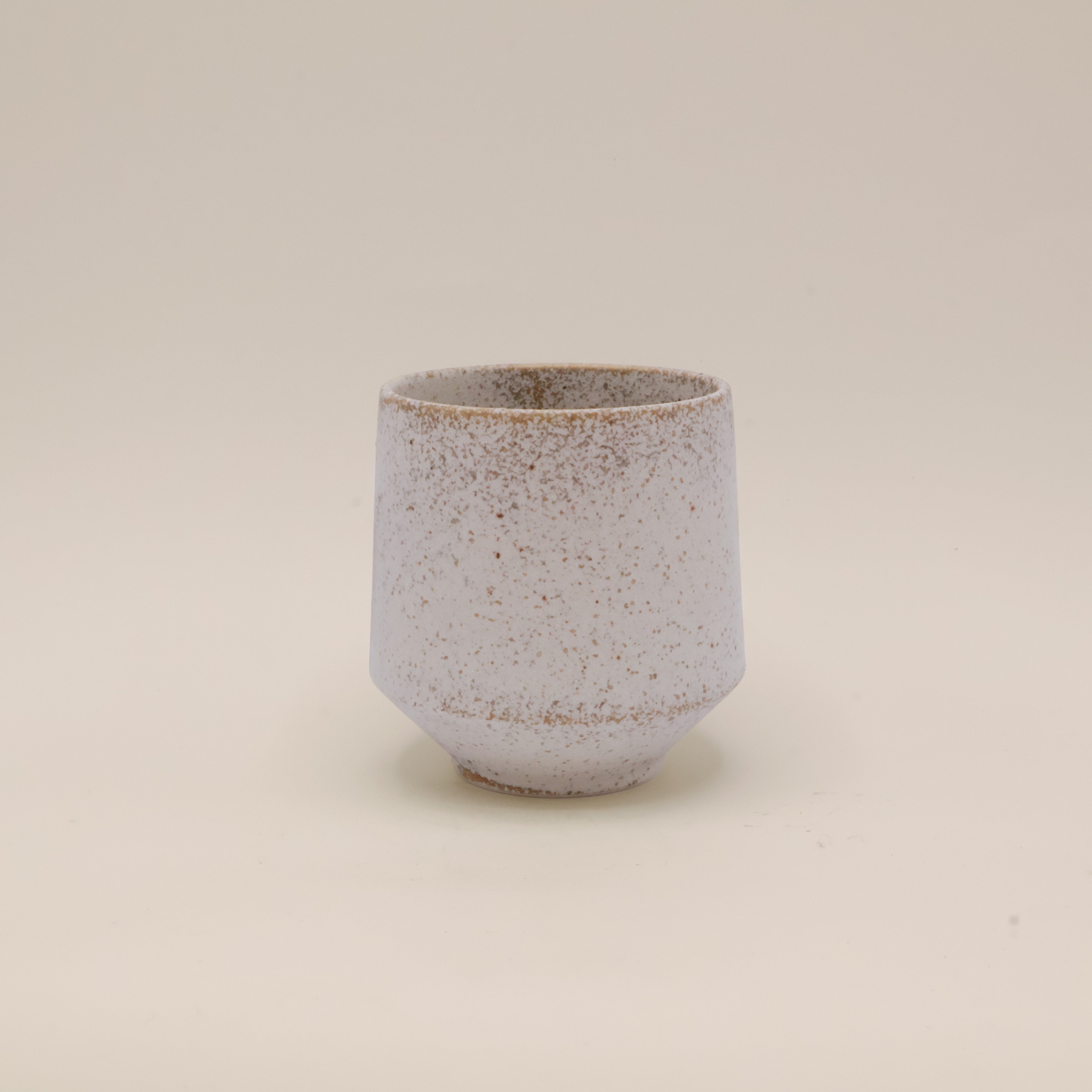 Kop med rustik hvid og brun glasur