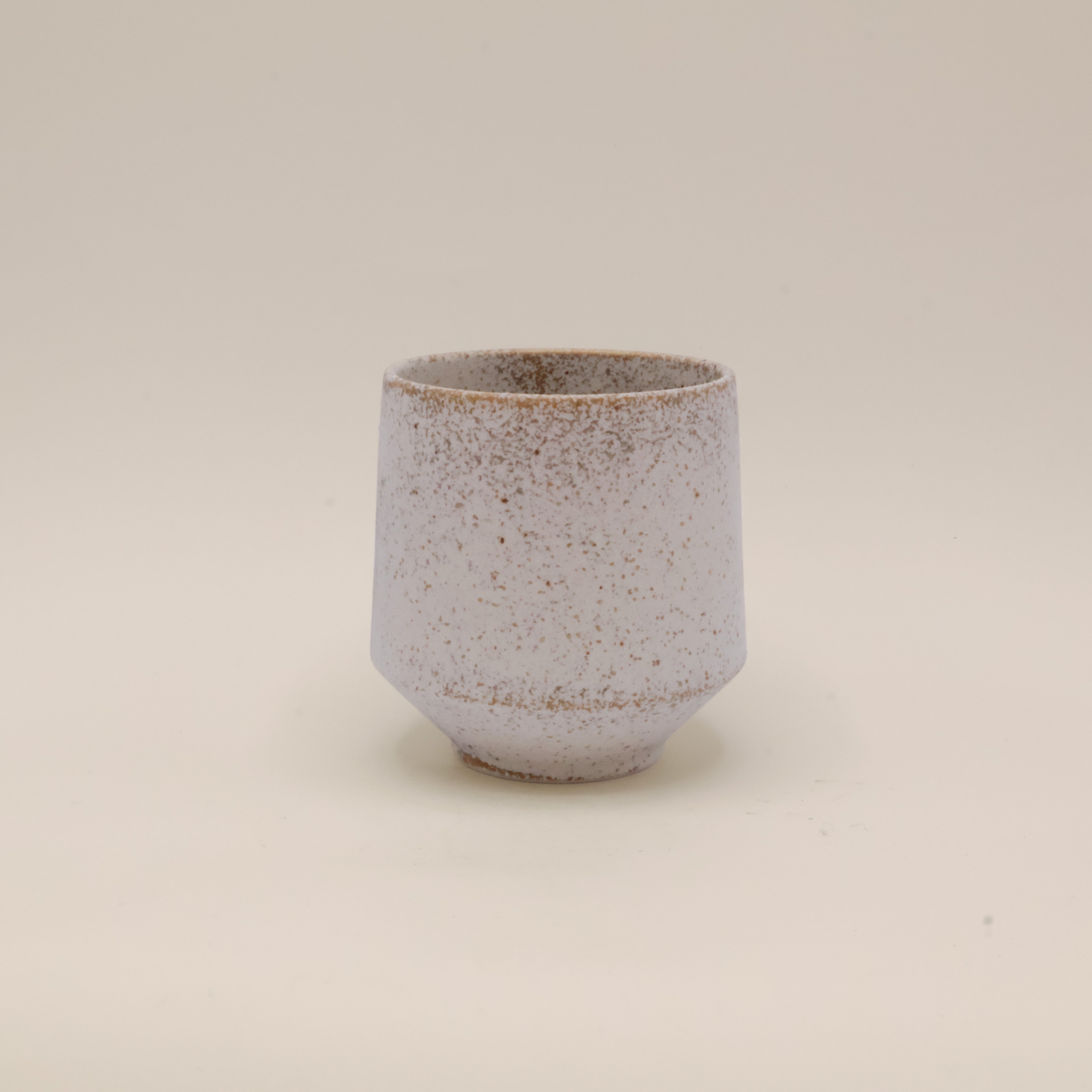 Kop med rustik hvid og brun glasur