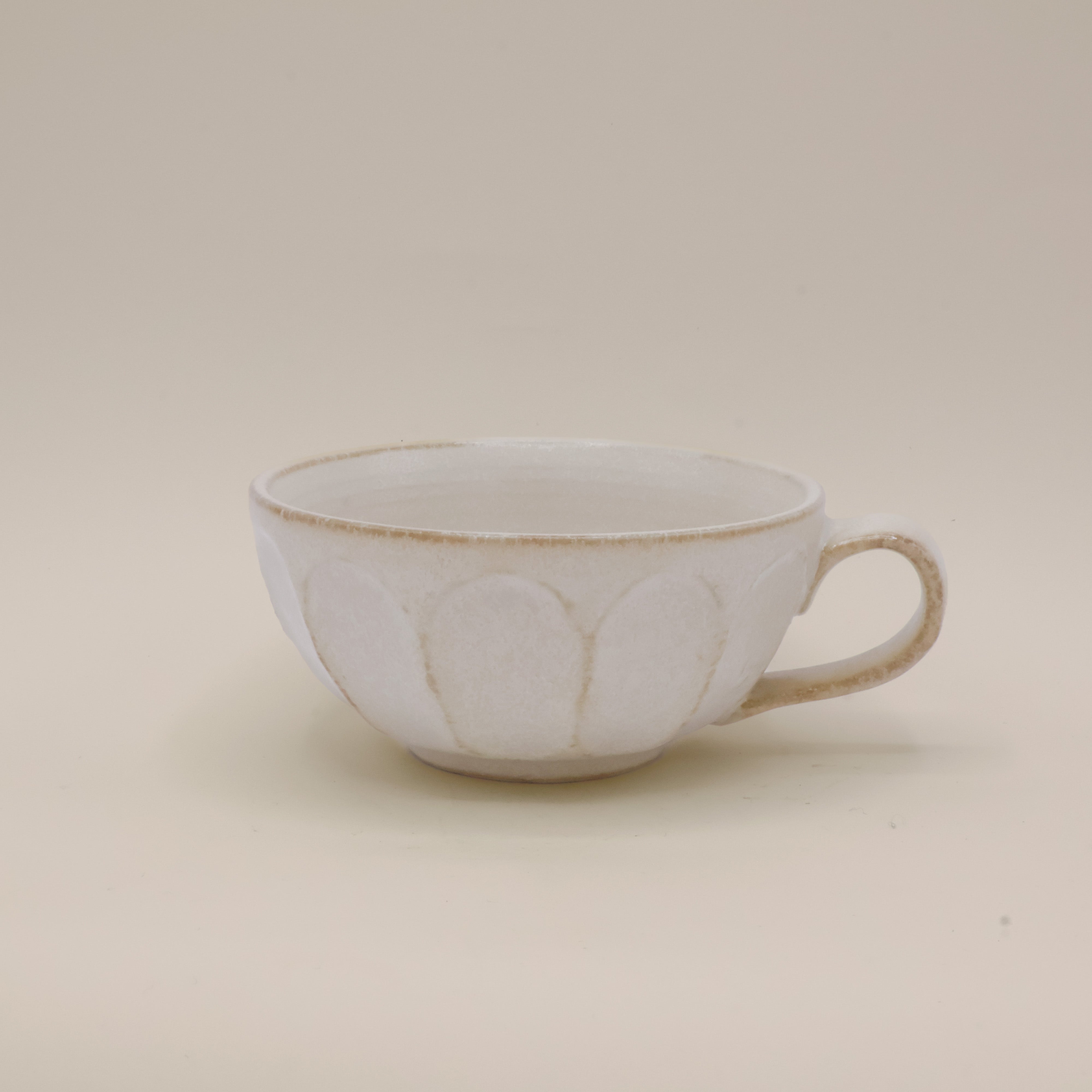 Stor hvid kop med hank