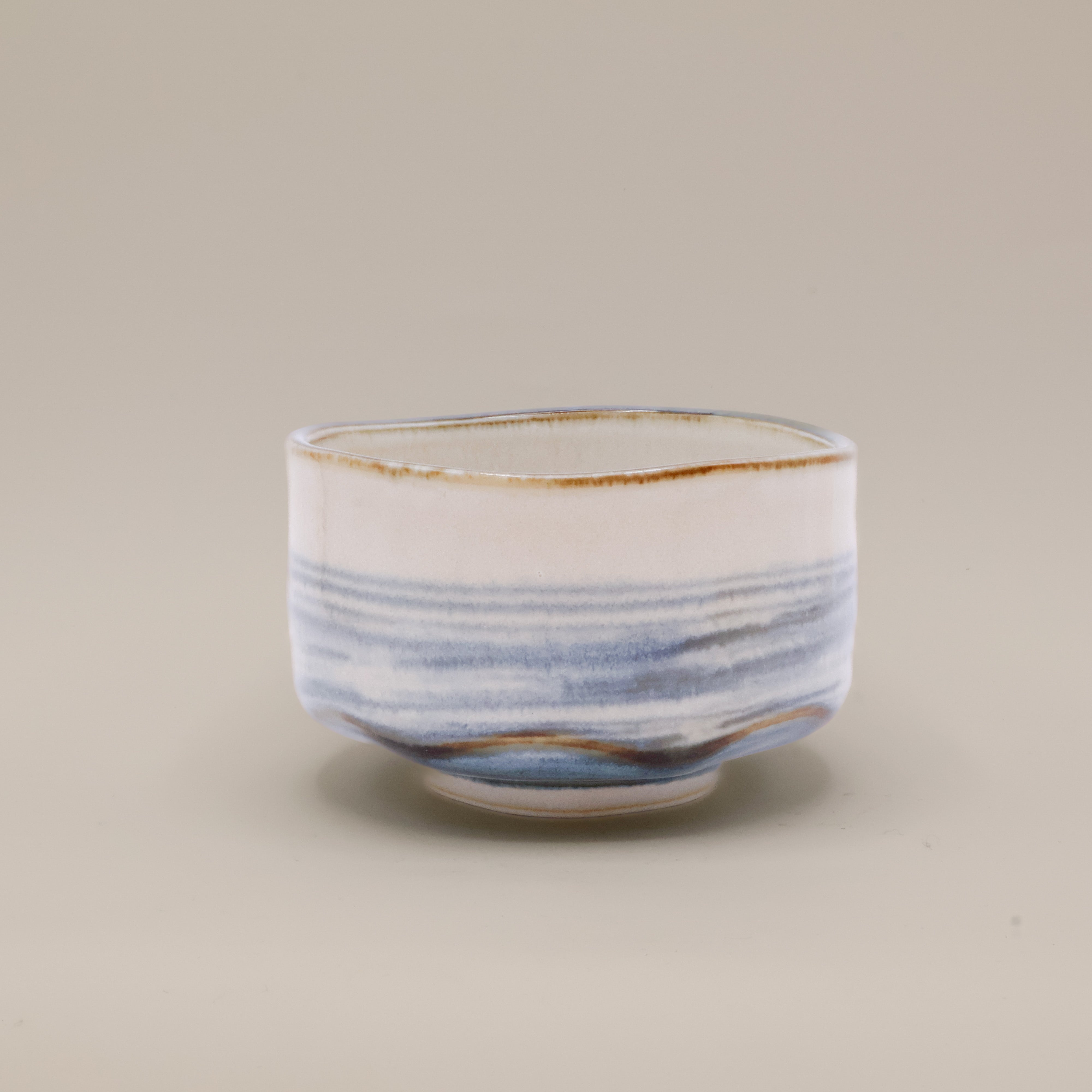 Matchakop - Blå glasur og brun kant