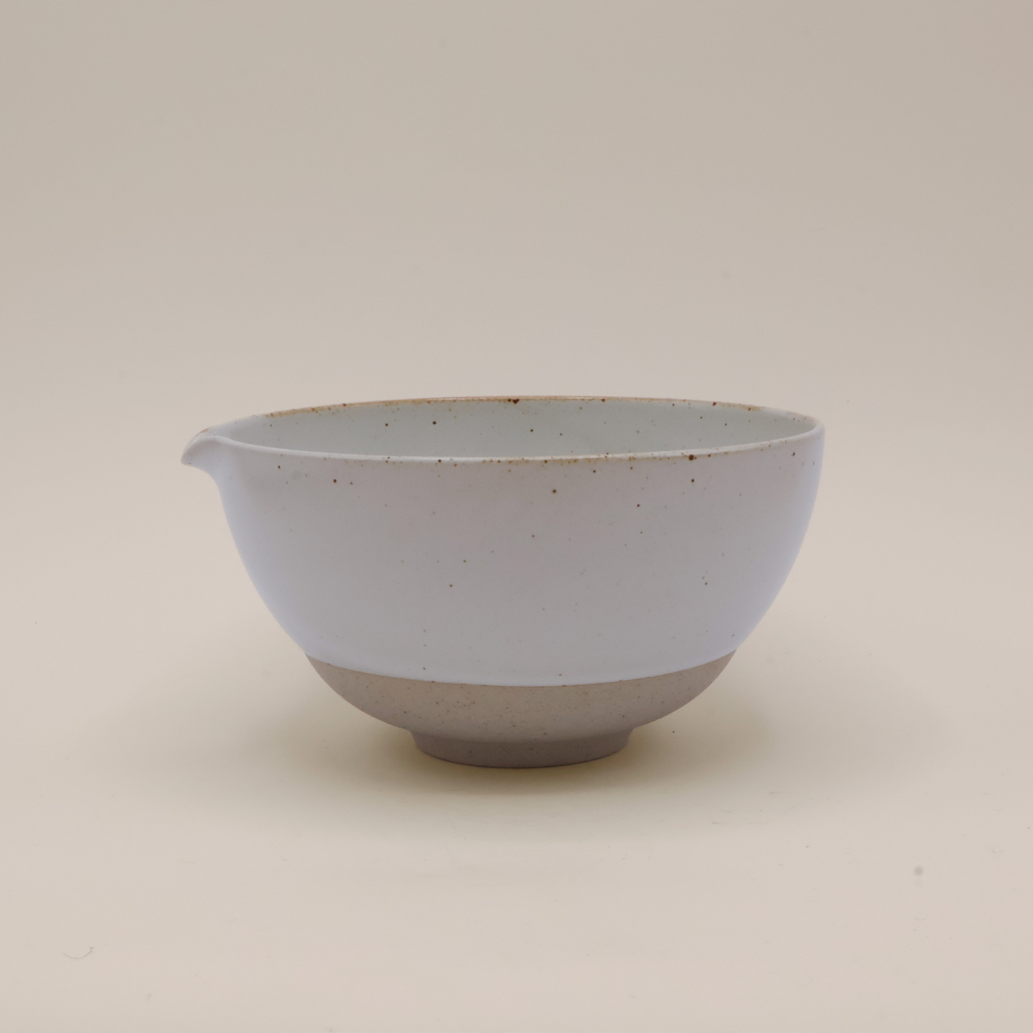 (Price missing) Katakuchi matcha bowl from Ha´ - White with pouring spout