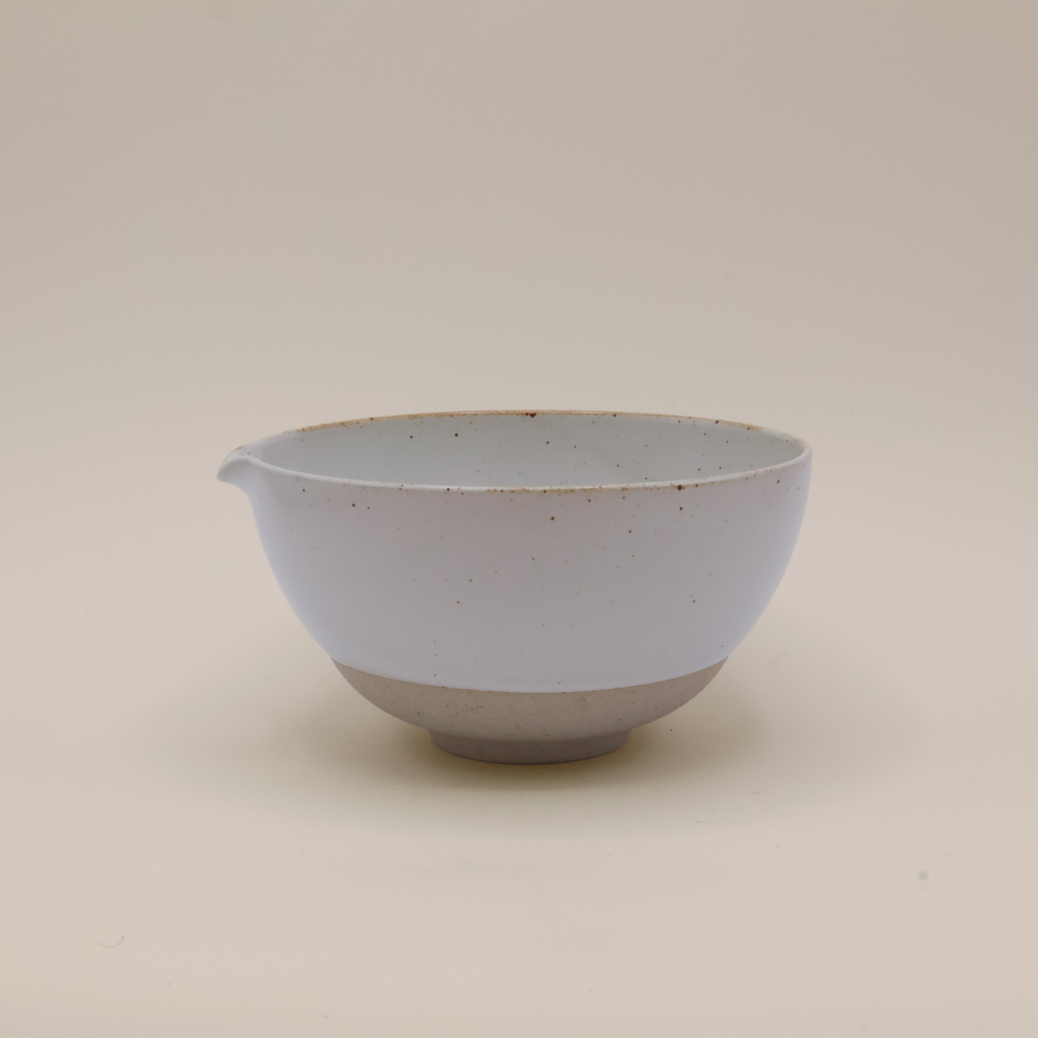 (Price missing) Katakuchi matcha bowl from Ha´ - White with pouring spout