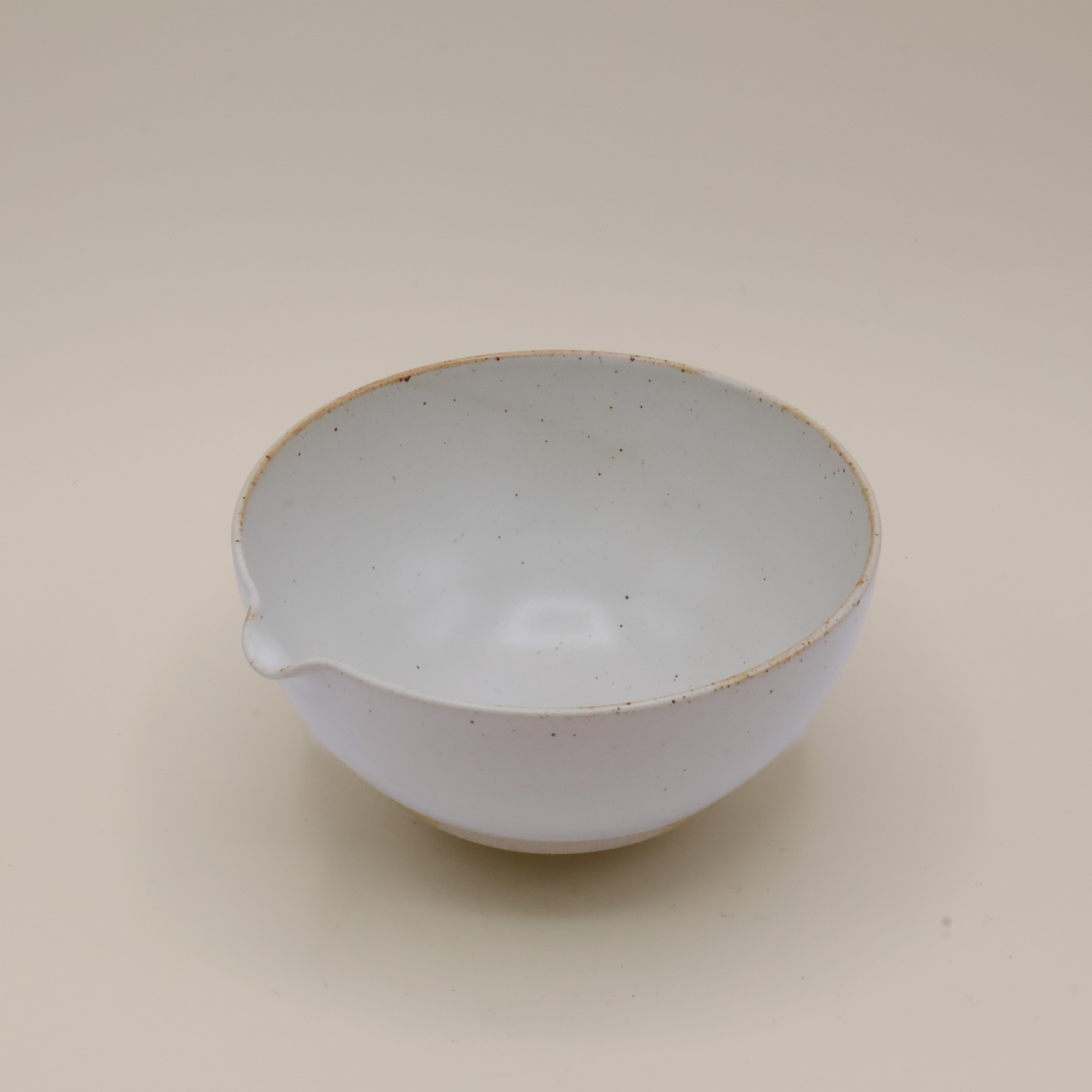 (Price missing) Katakuchi matcha bowl from Ha´ - White with pouring spout